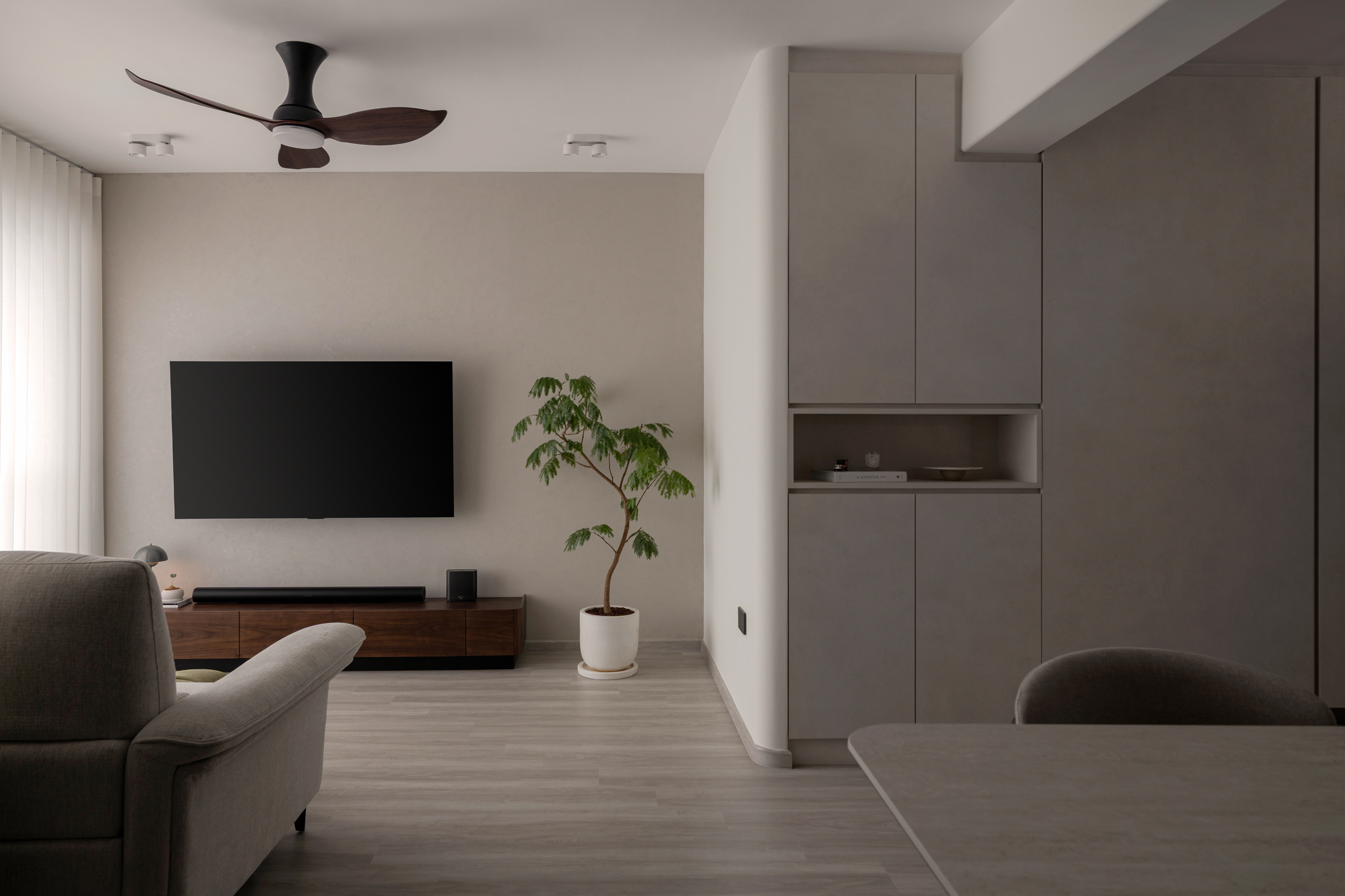 An open-concept Japandi-inspired dwelling 🍵