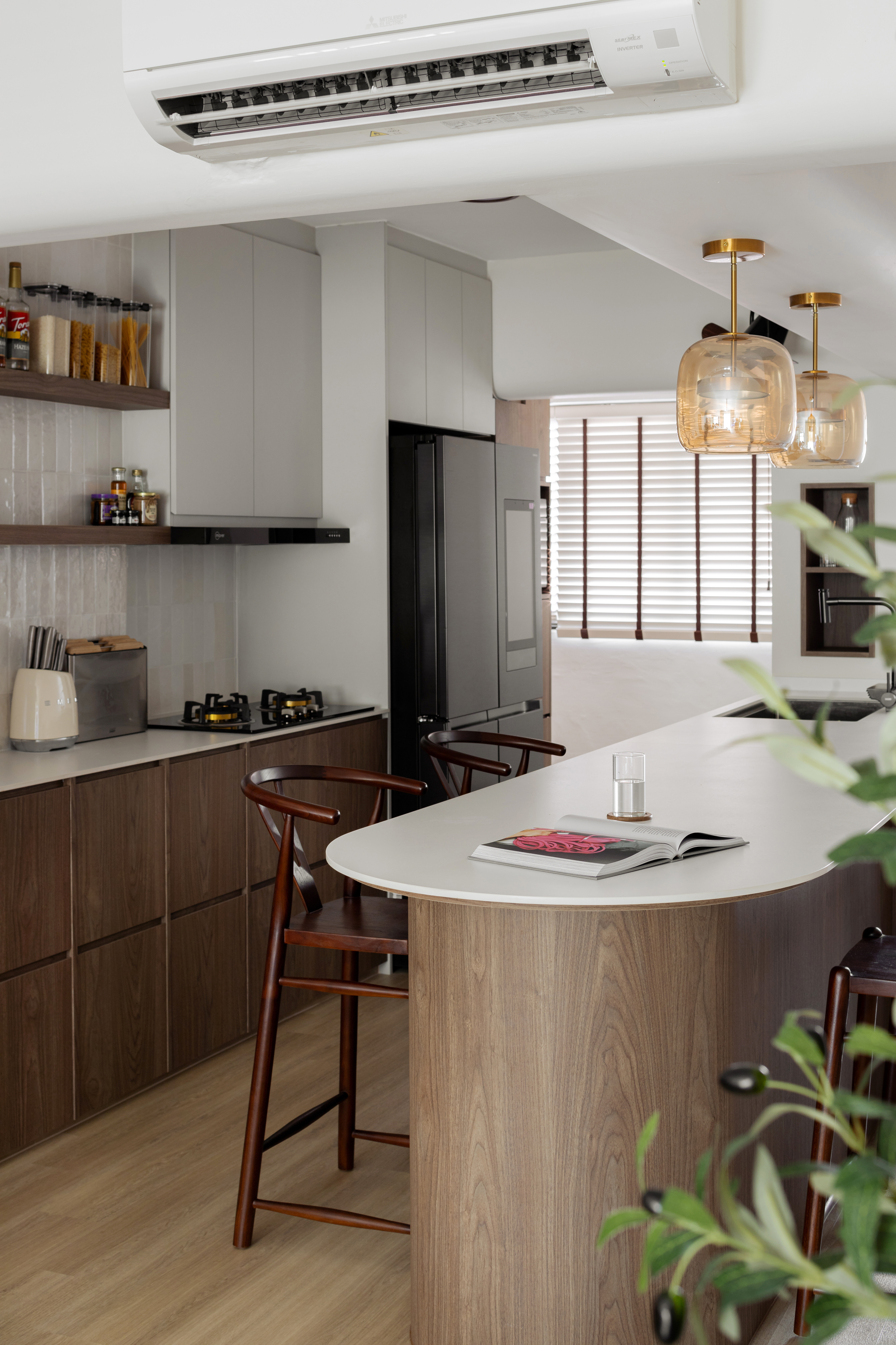 Discover-a-Warm-&-Inviting-HDB-Makeover-🪴