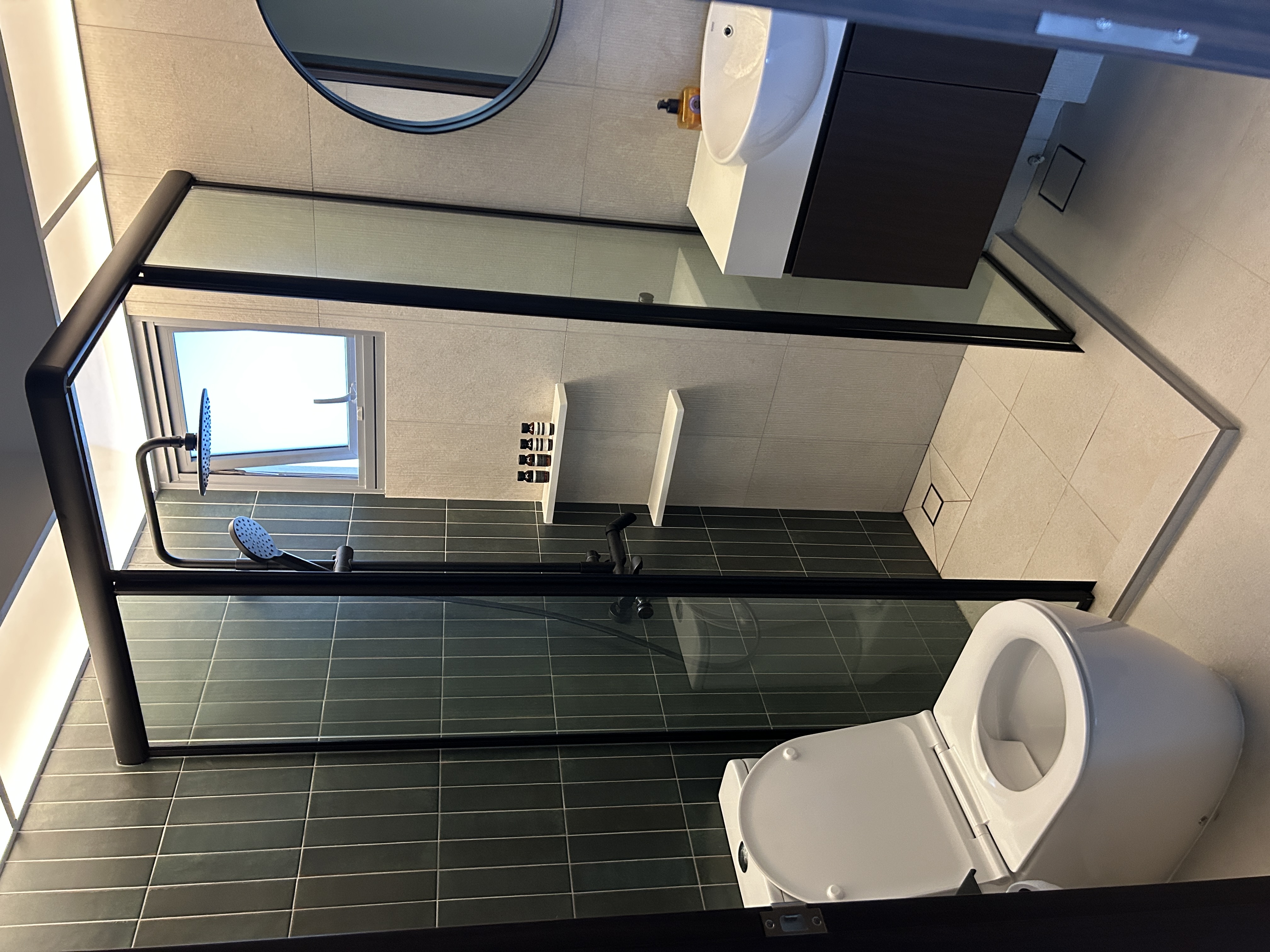 🚽-how-we-designed-a-sleek-common-bathroom-that-guests-love-to-use!