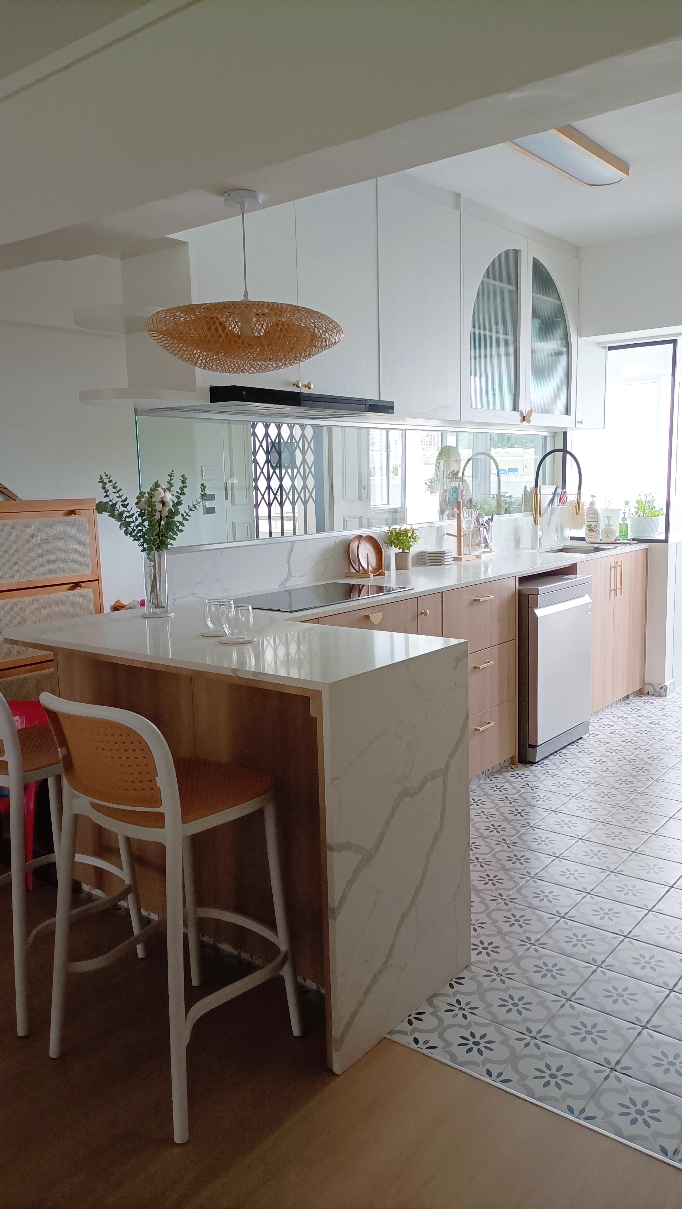 Fully-transparent-glass-backsplash-in-an-open-concept-kitchen-