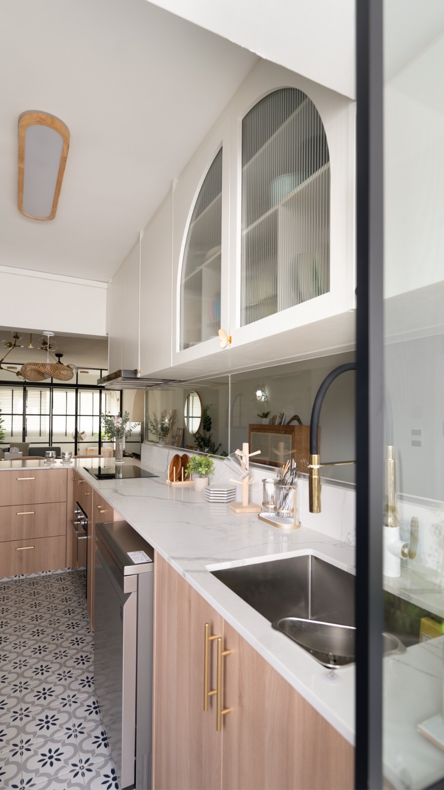 Fully transparent glass backsplash in an open concept kitchen