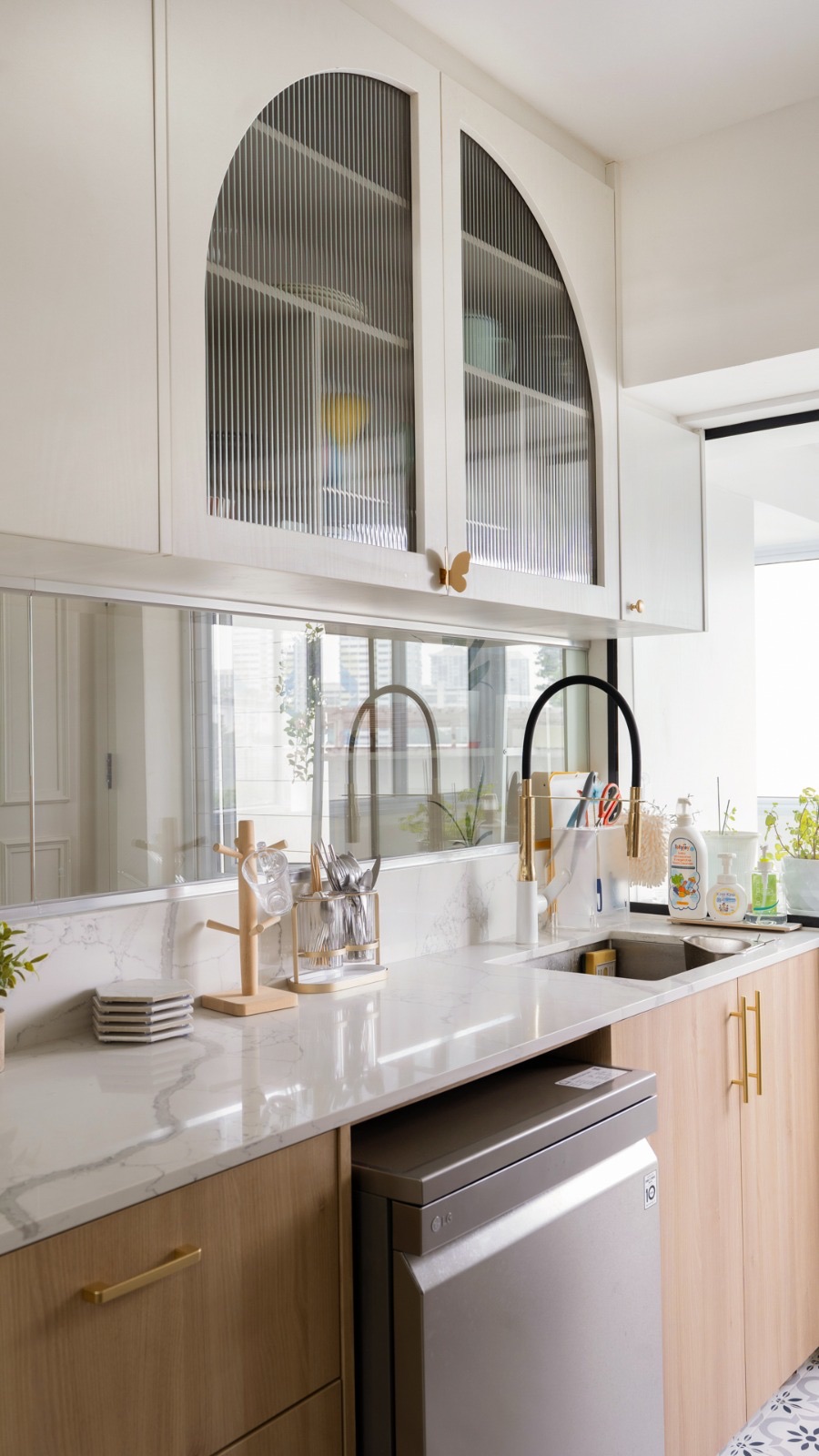 Fully transparent glass backsplash in an open concept kitchen