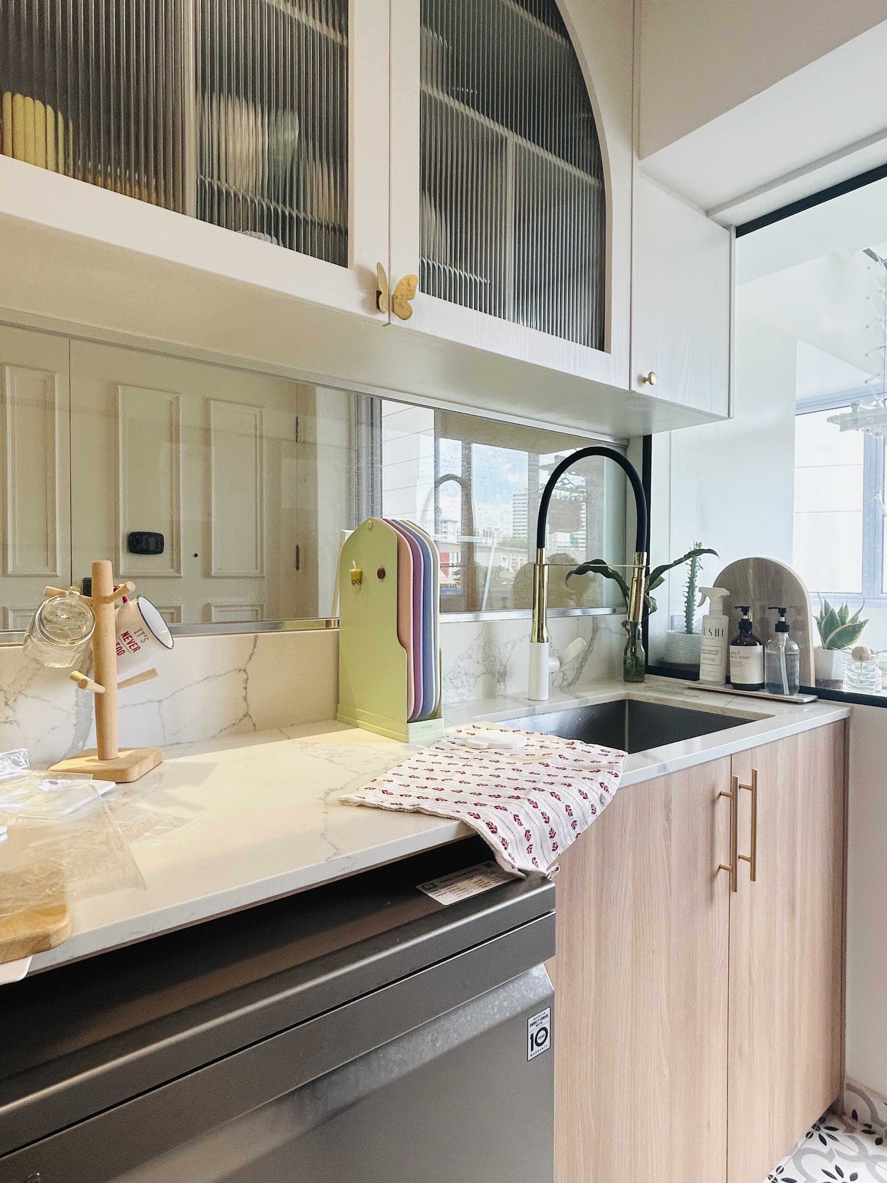 Fully transparent glass backsplash in an open concept kitchen