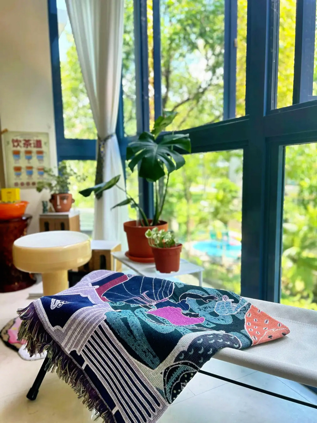 Corners-that-feel-lived-in,-layered,-and-loved.