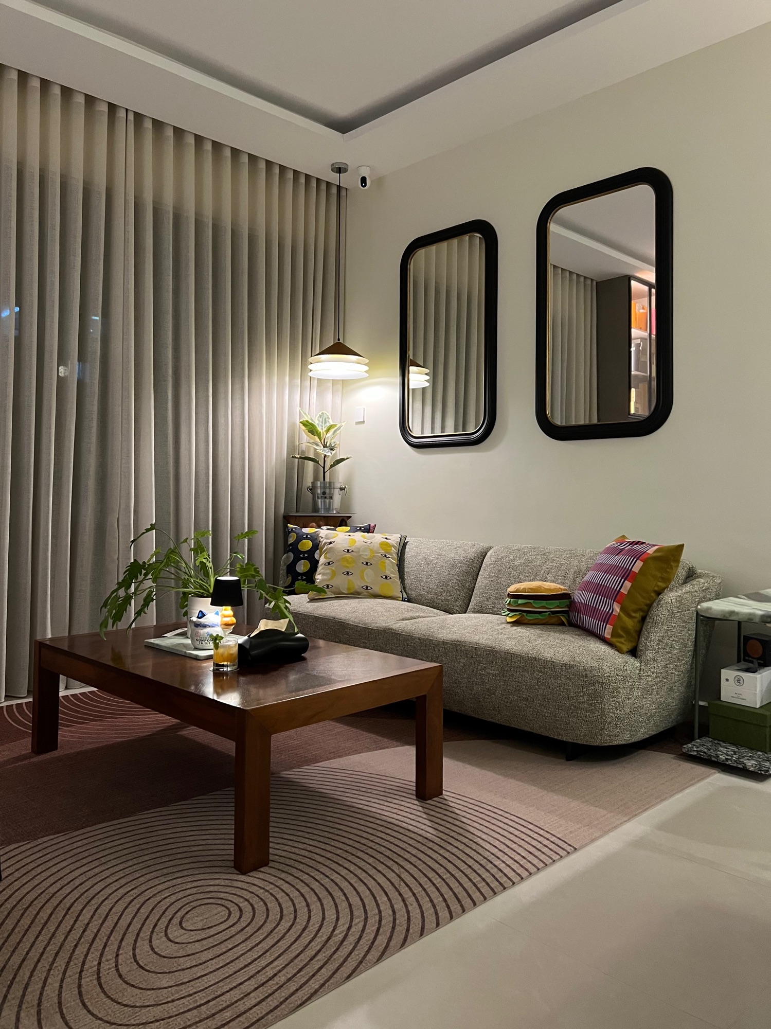 Using apps to render decor