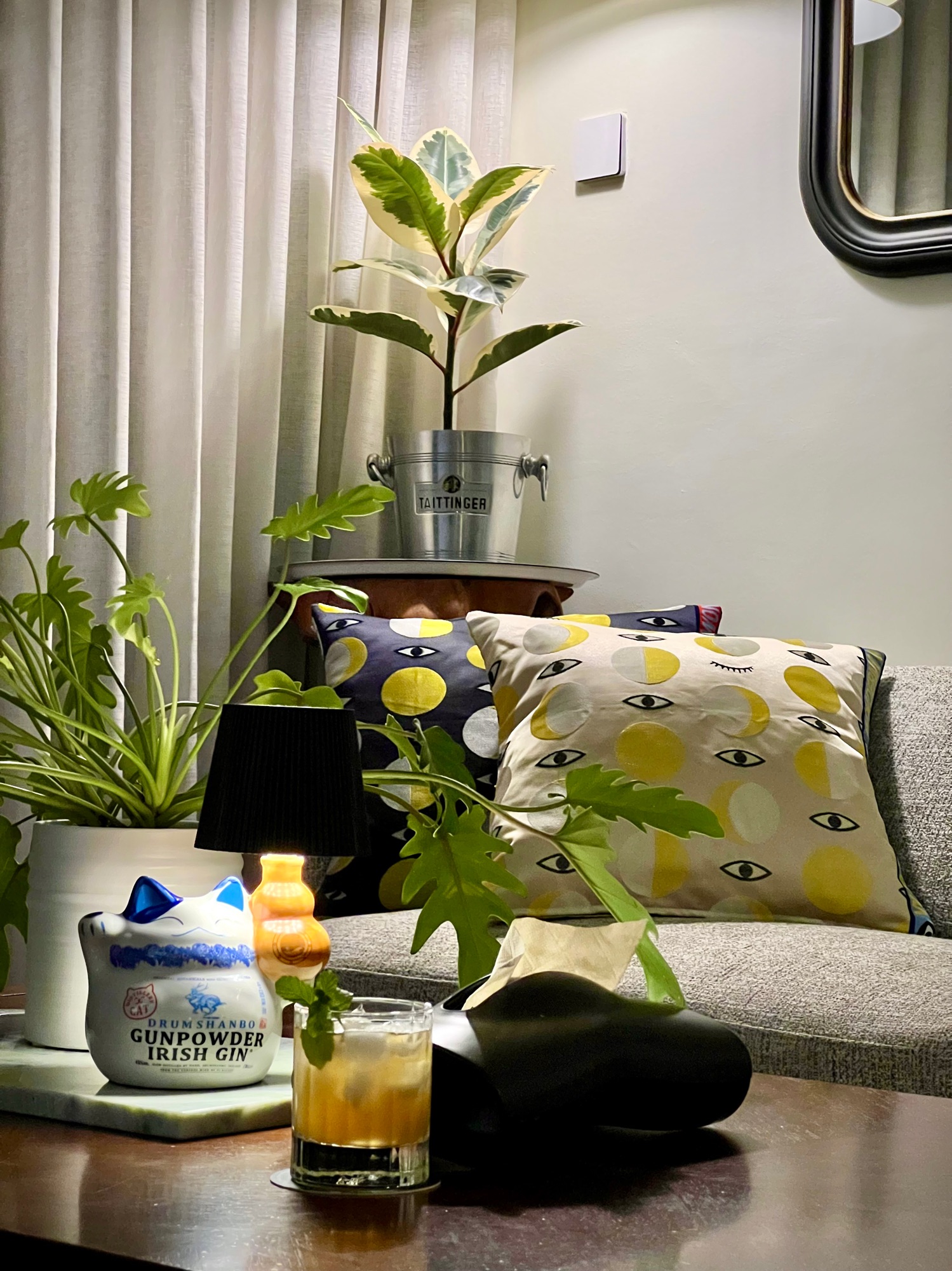 Using apps to render decor