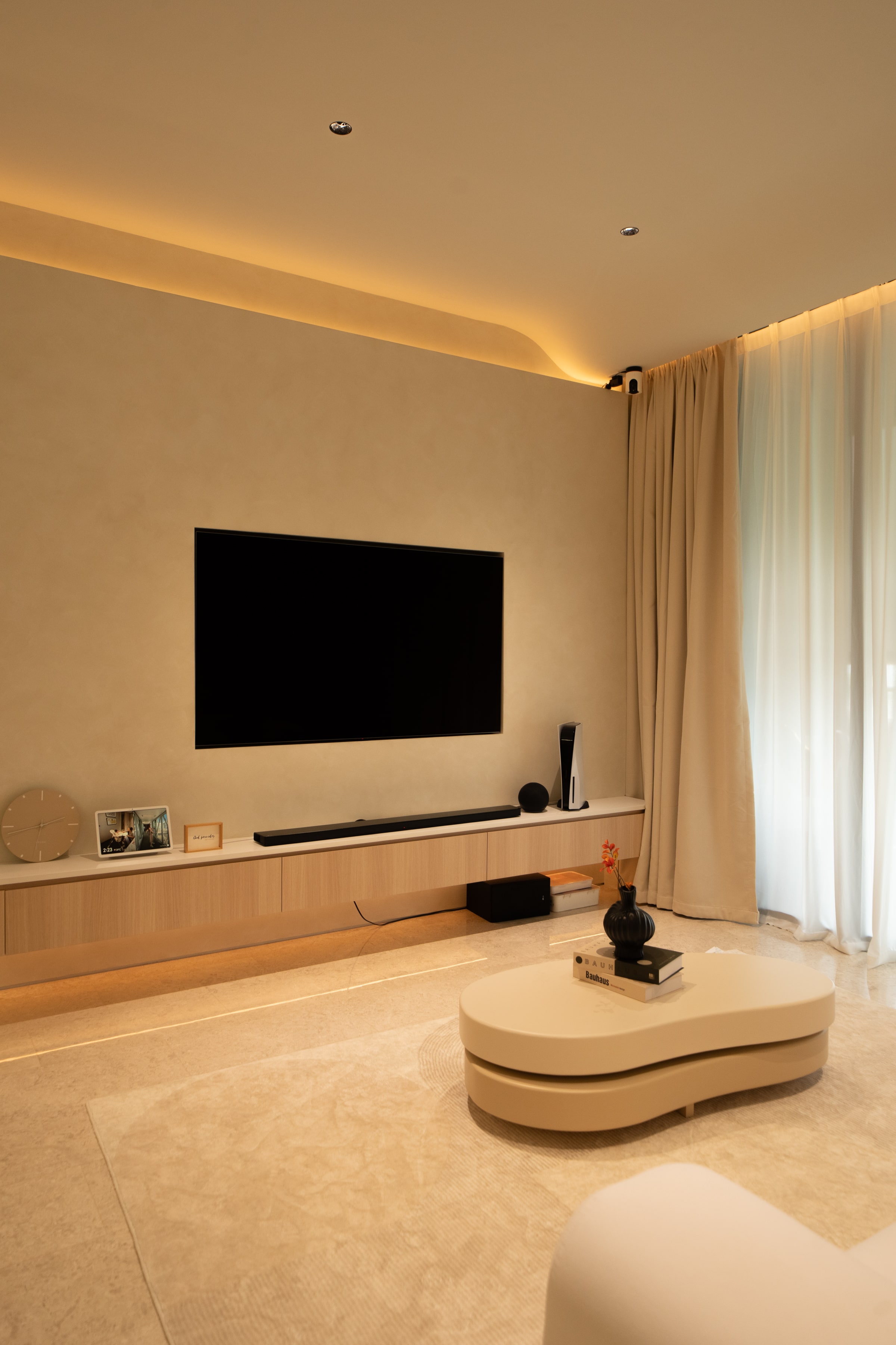 A calming abode of arches and glow