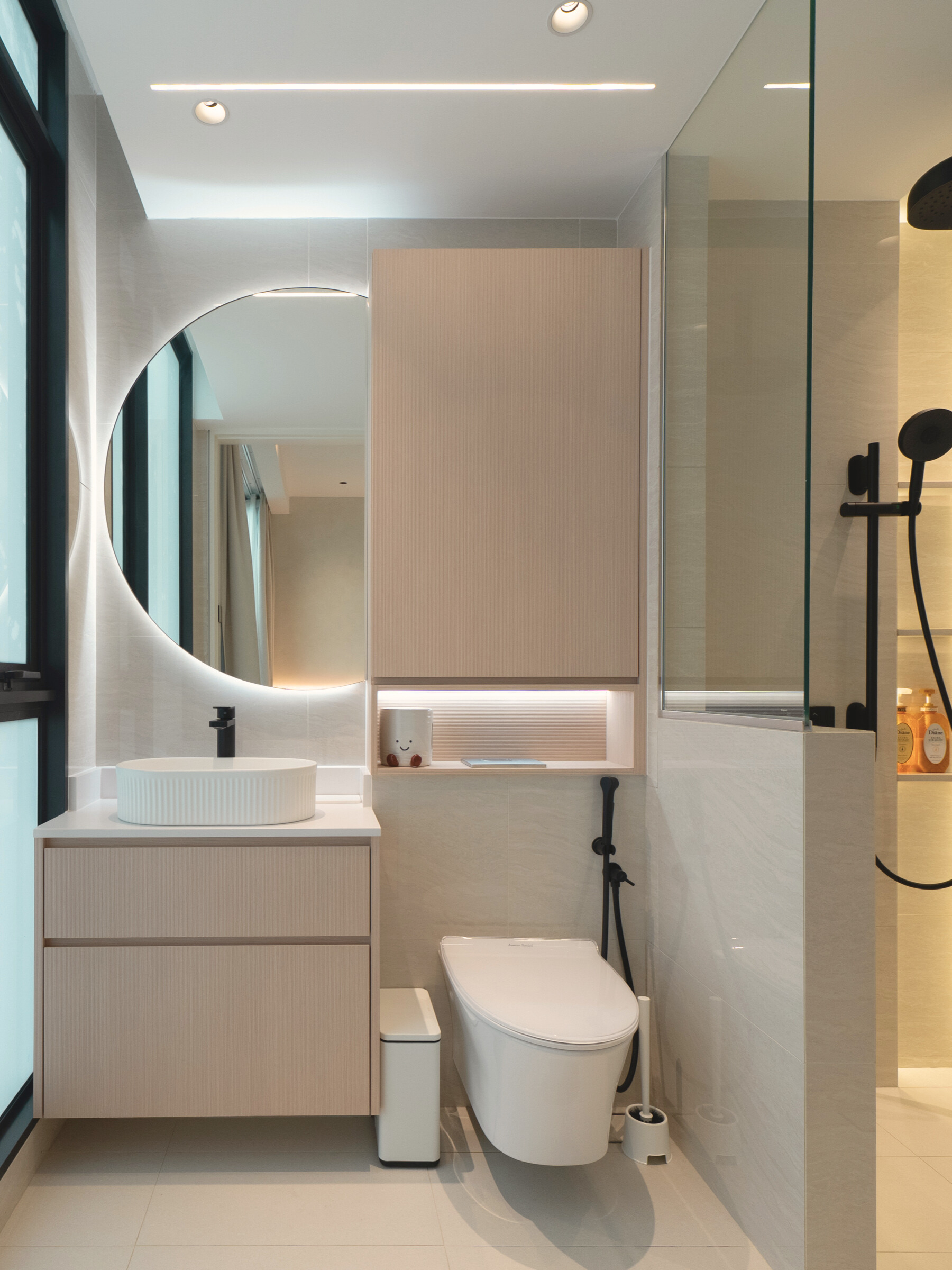 A calming abode of arches and glow