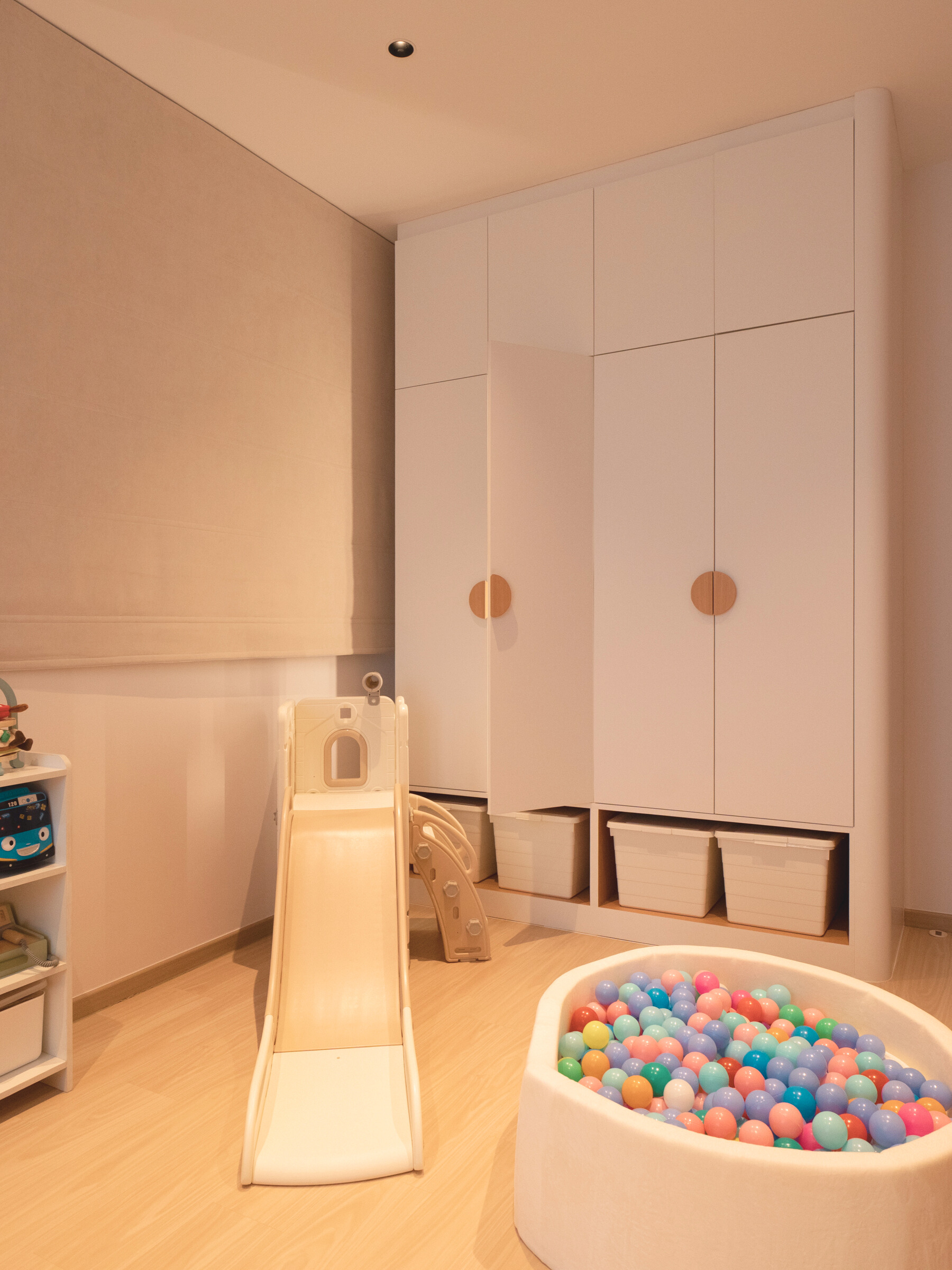 A calming abode of arches and glow