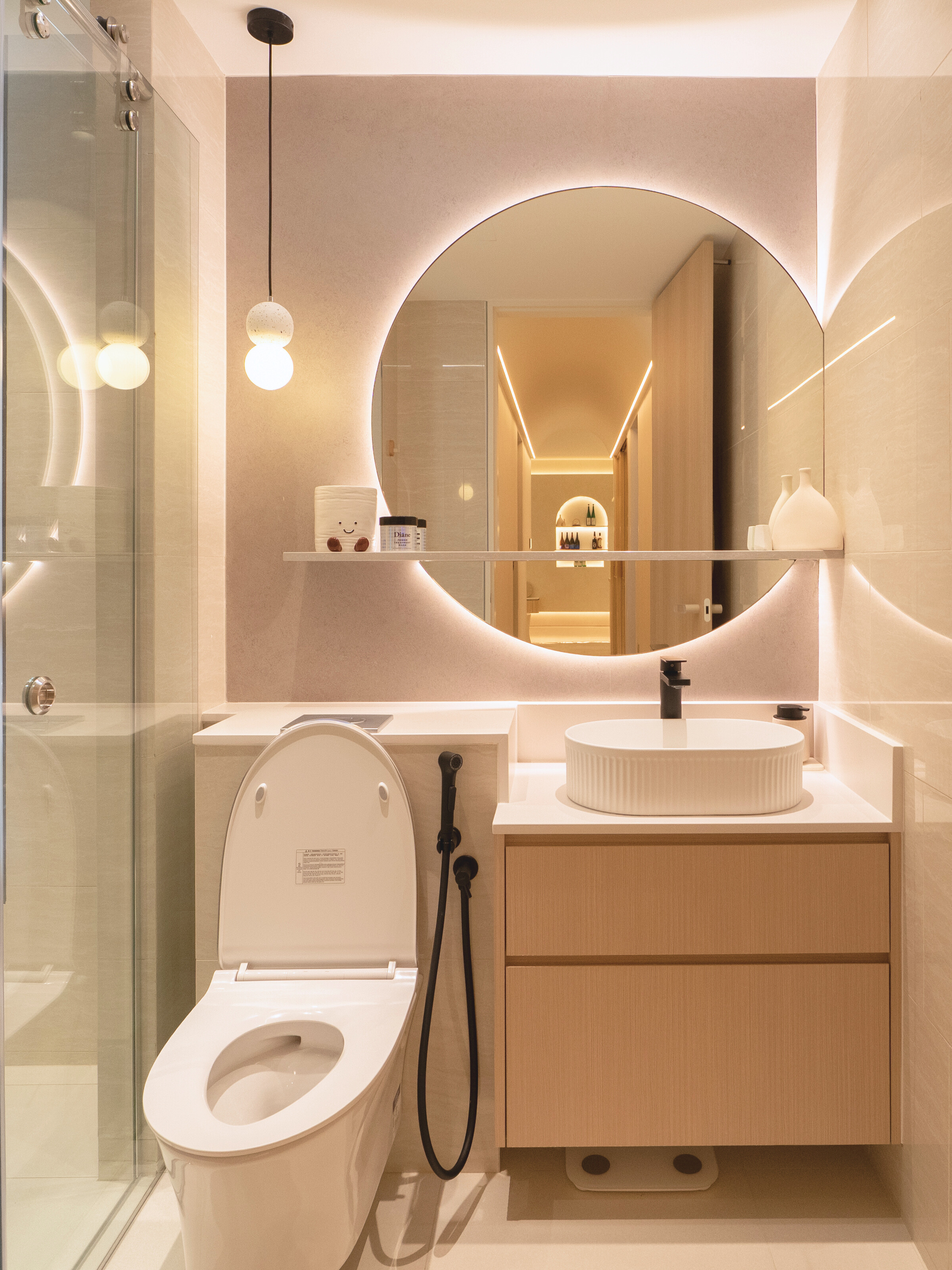 A calming abode of arches and glow