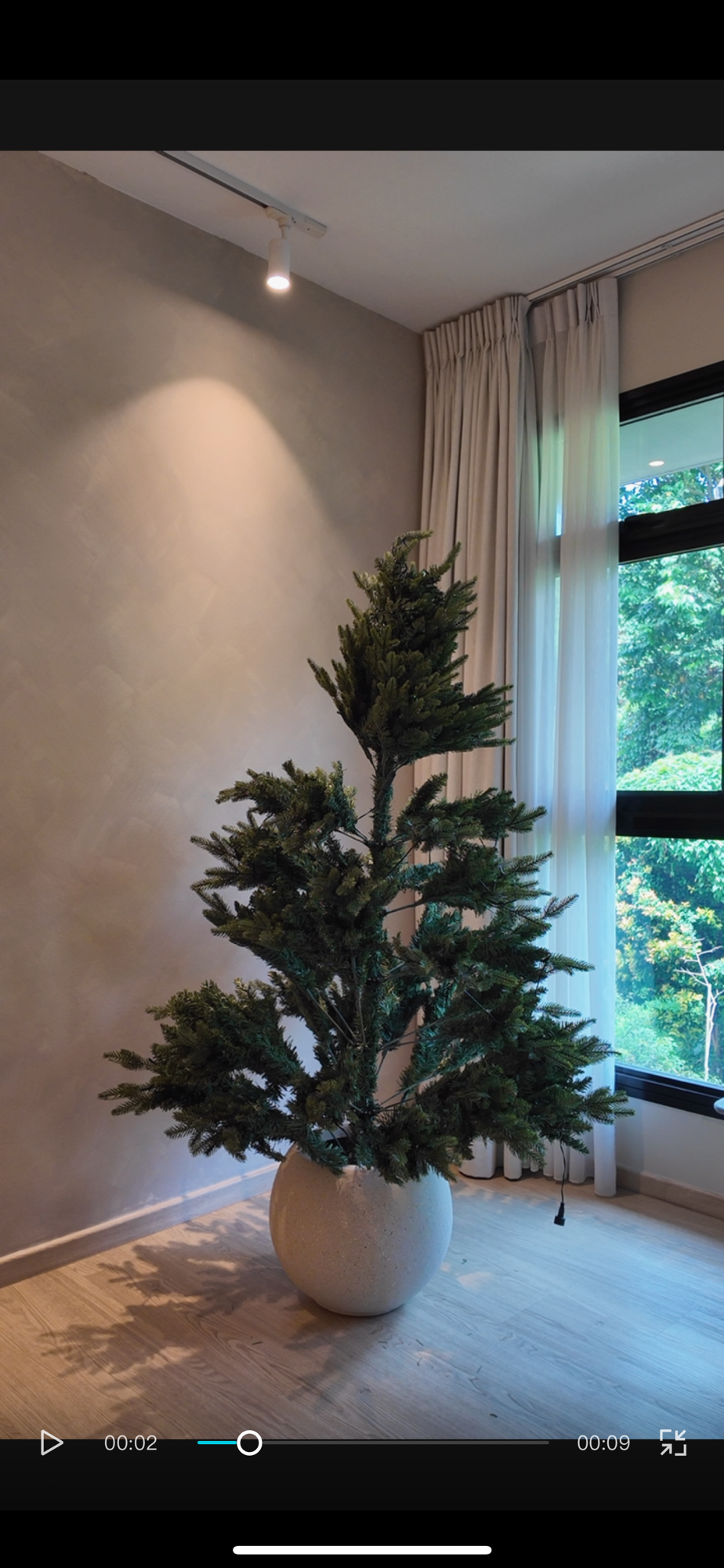 A minimalist Christmas tree inspired by our cat 🎀