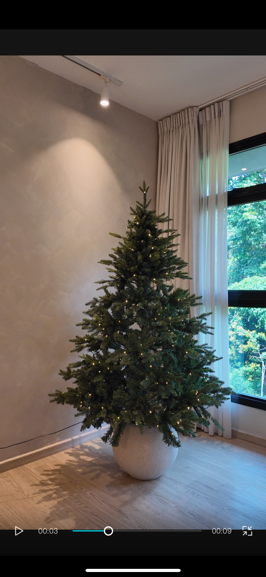 A minimalist Christmas tree inspired by our cat 🎀