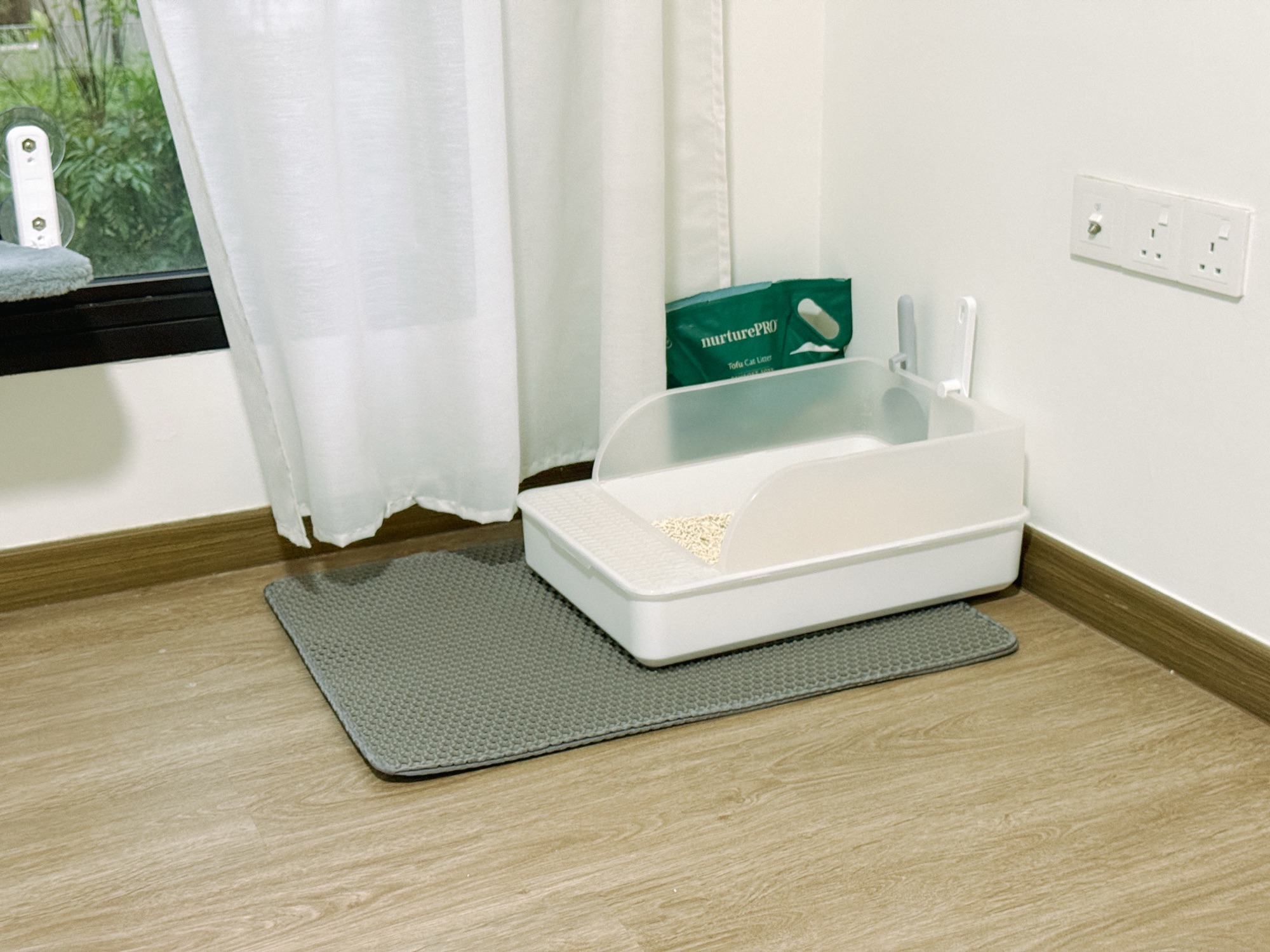 Cat/Guest Room - Keeping it clean, simple and practical!