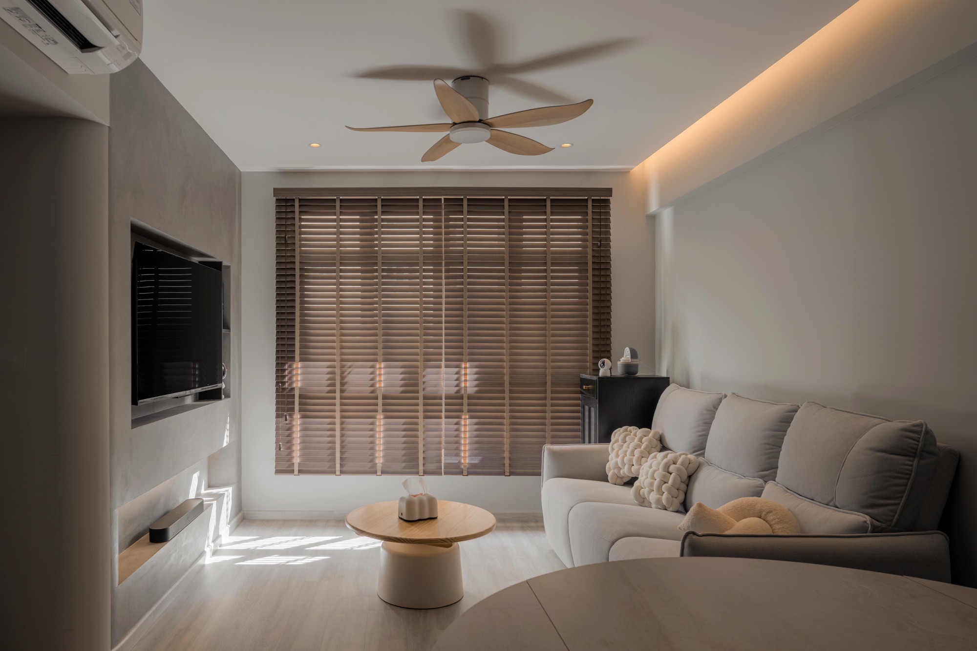 Monochrome confidence meets Modern Minimalism ⚫️⚪️