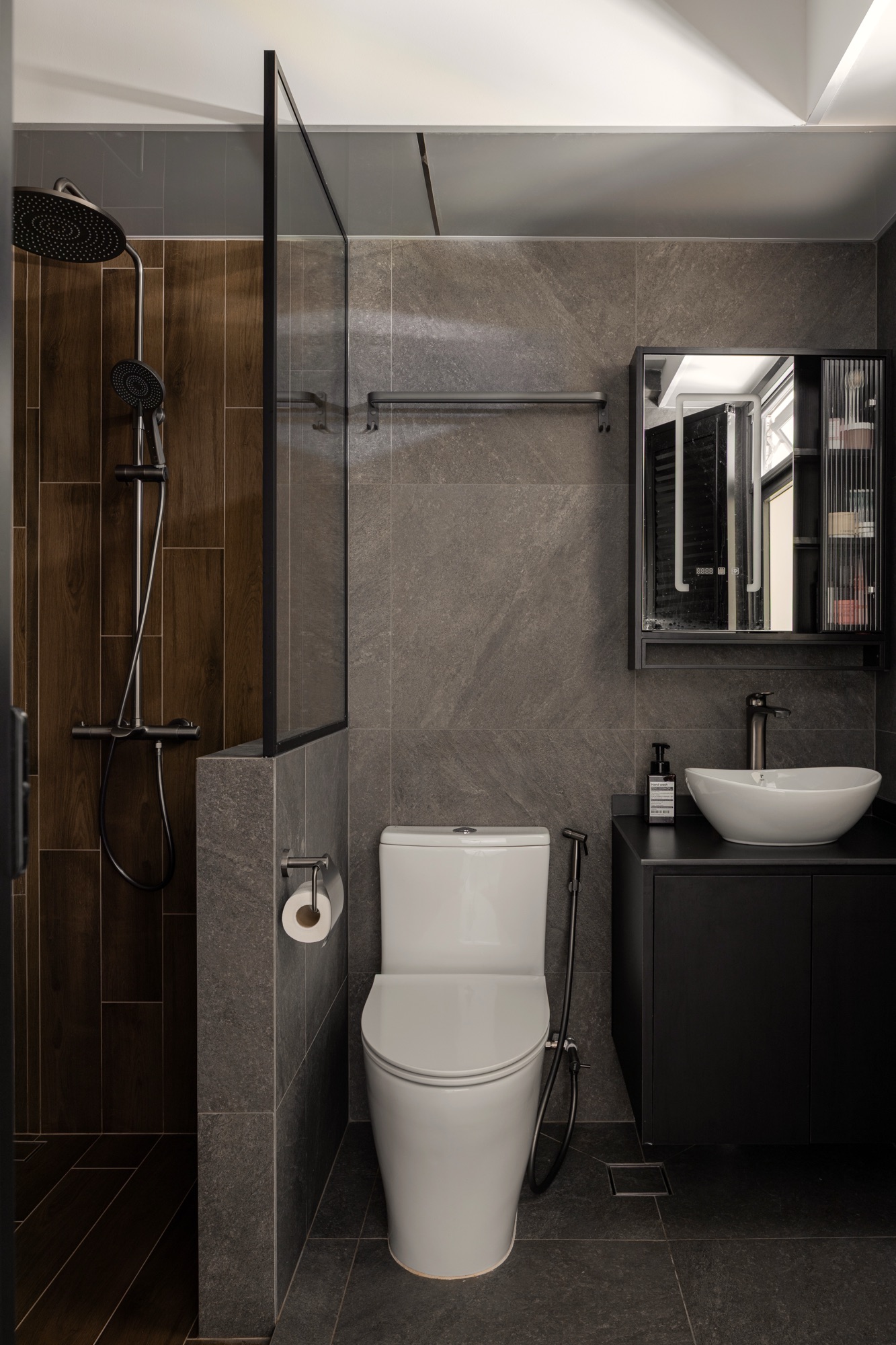 Monochrome confidence meets Modern Minimalism ⚫️⚪️