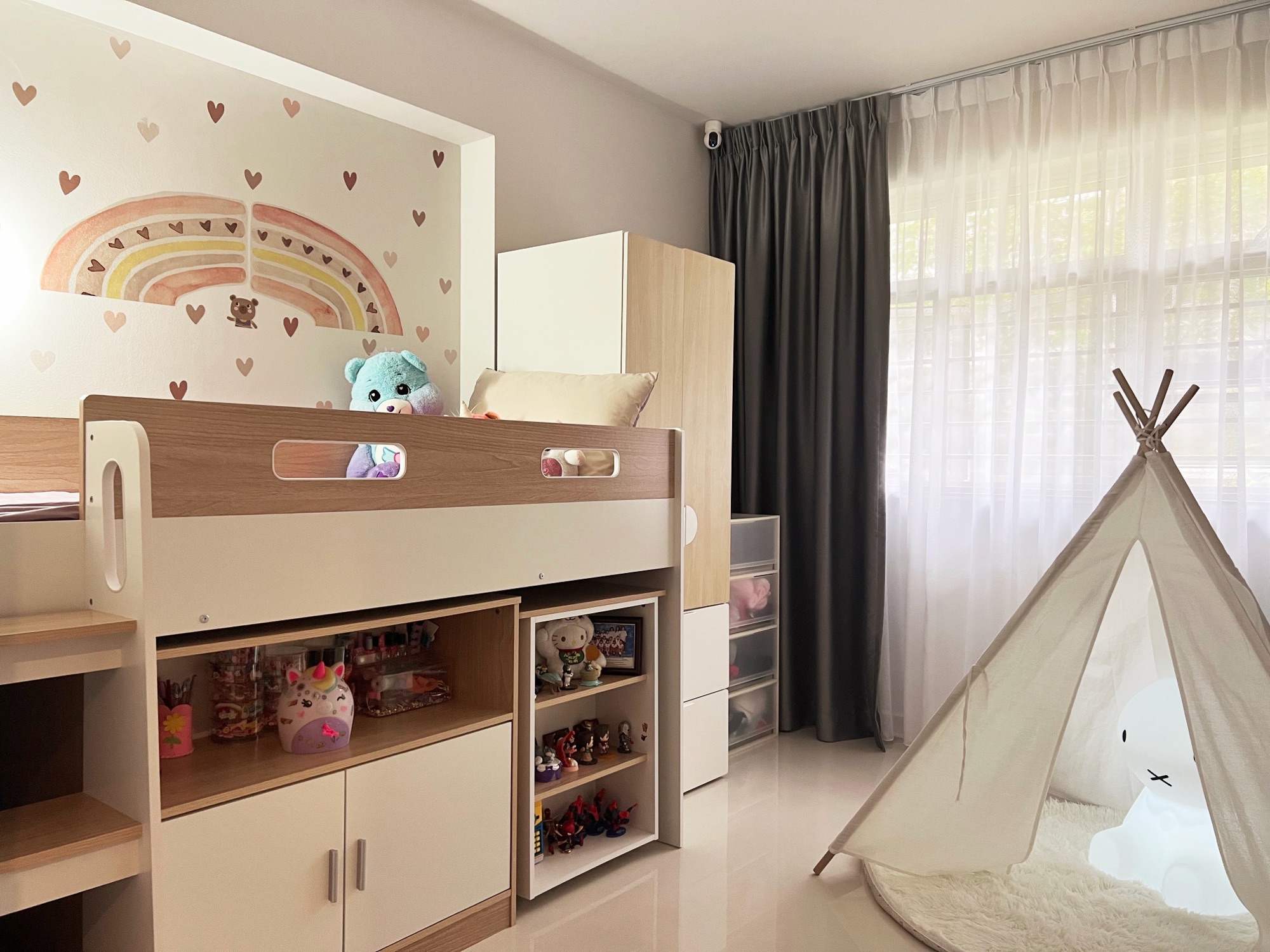 A-cozy-kids-room-filled-with-soft-white-and-warm-light-wood.-