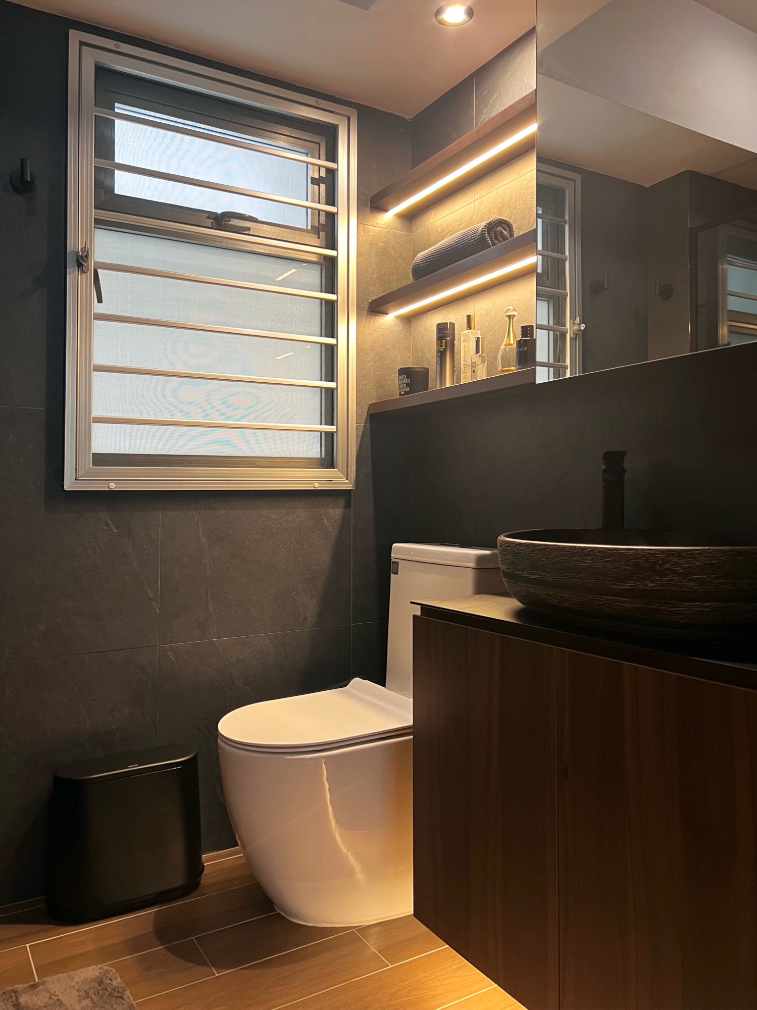 Simple-modern-master-bedroom-toilet-