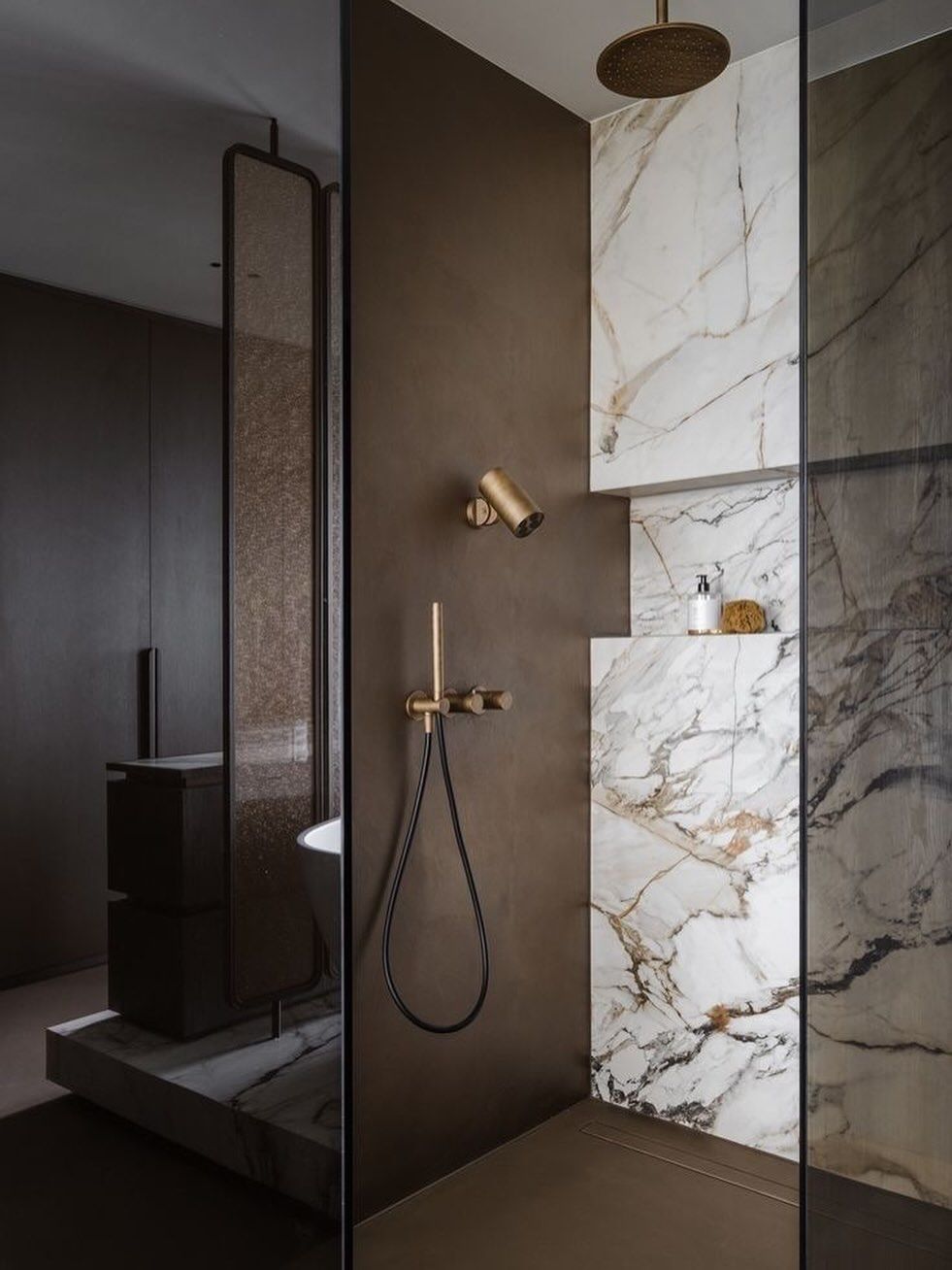 Luxurious-bathroom-interior