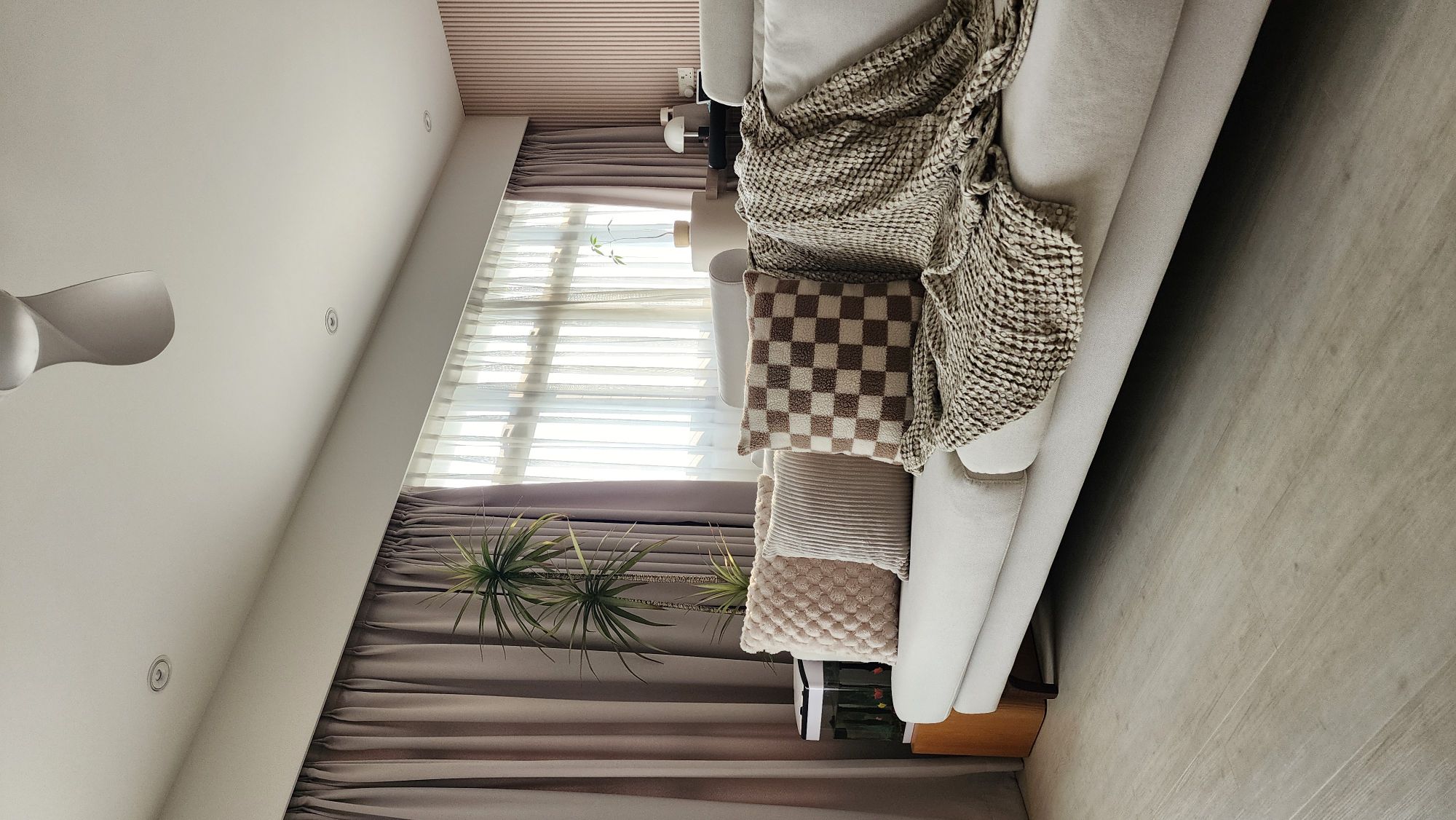 3-Ways-To-Style-A-Throw