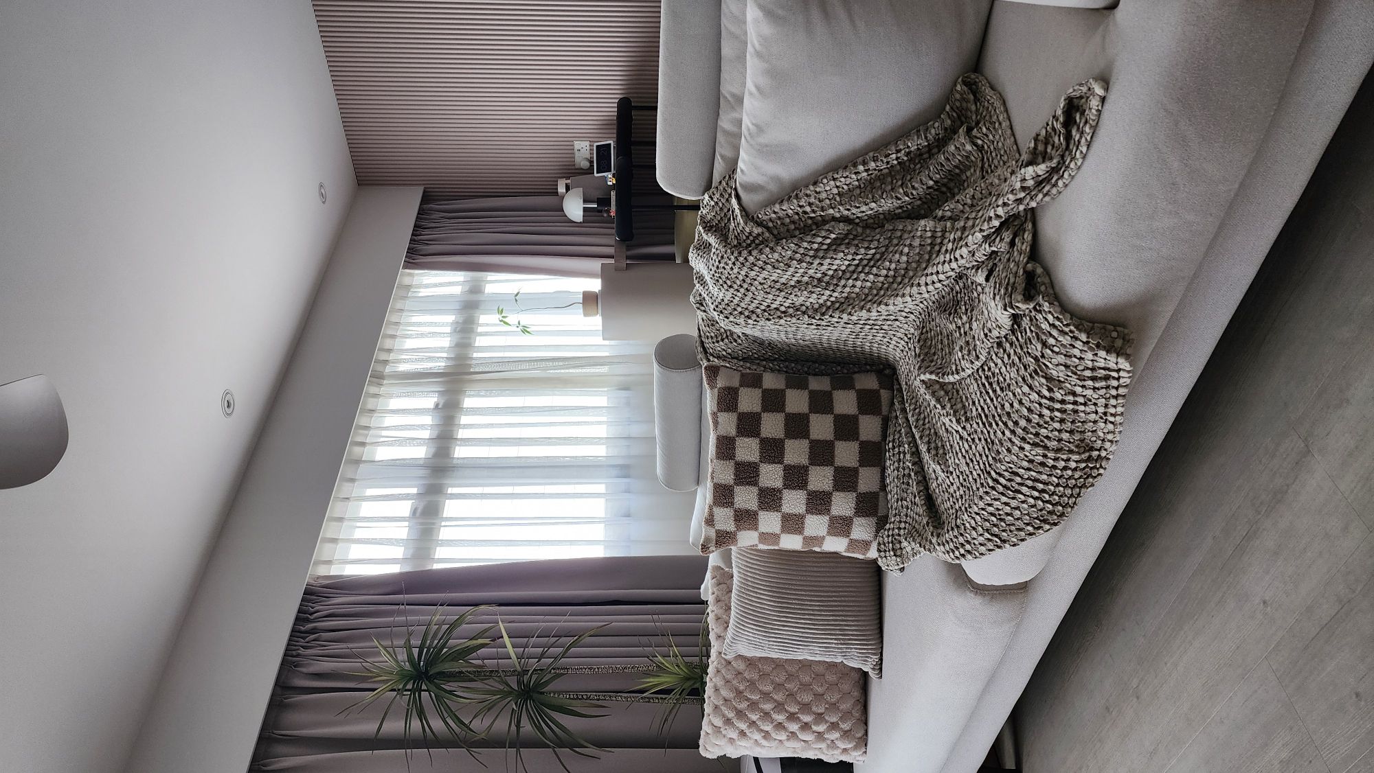 3 Ways To Style A Throw