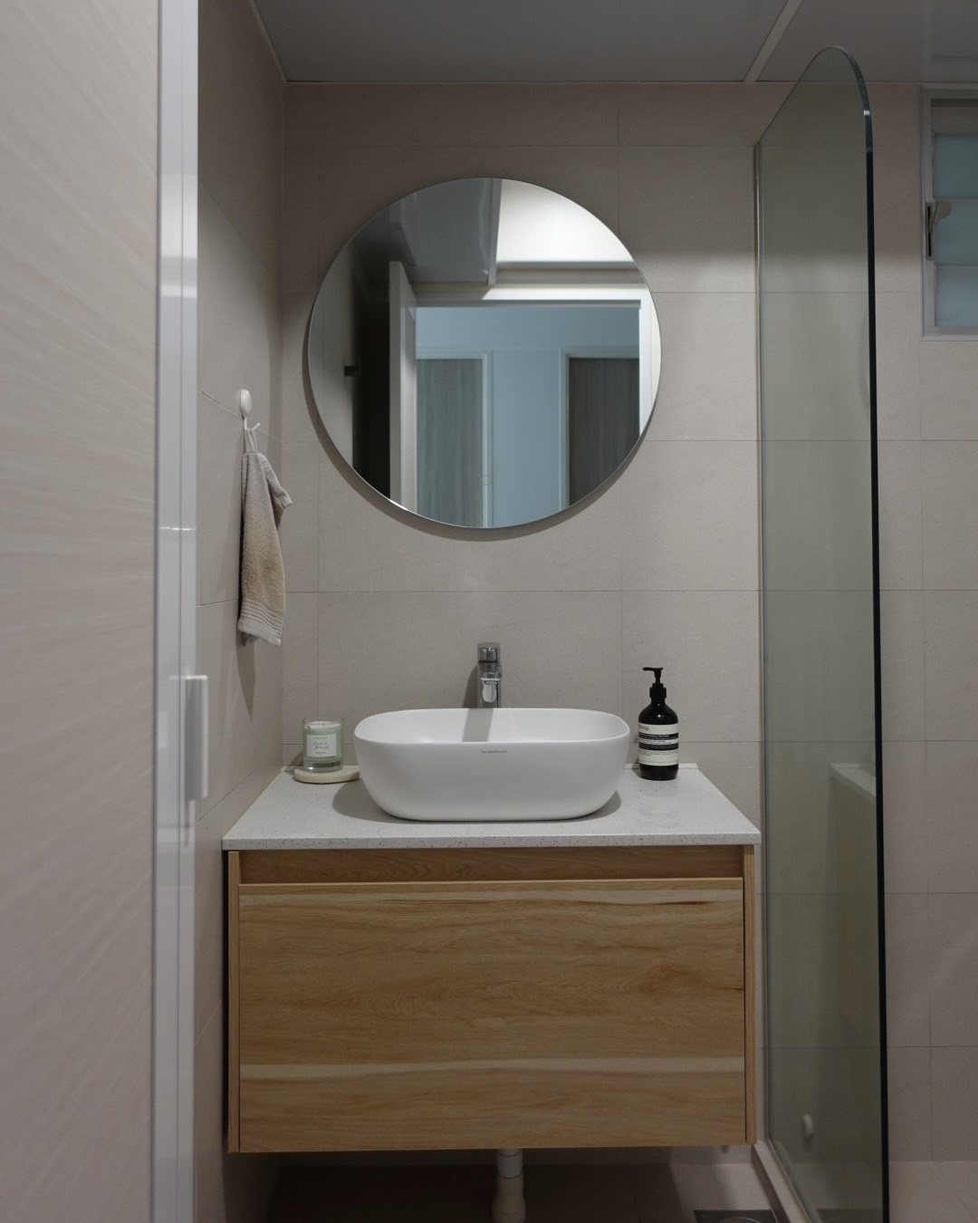 Best-Of-Both-Worlds:-Creamy-And-Dark-Bathrooms-🧻