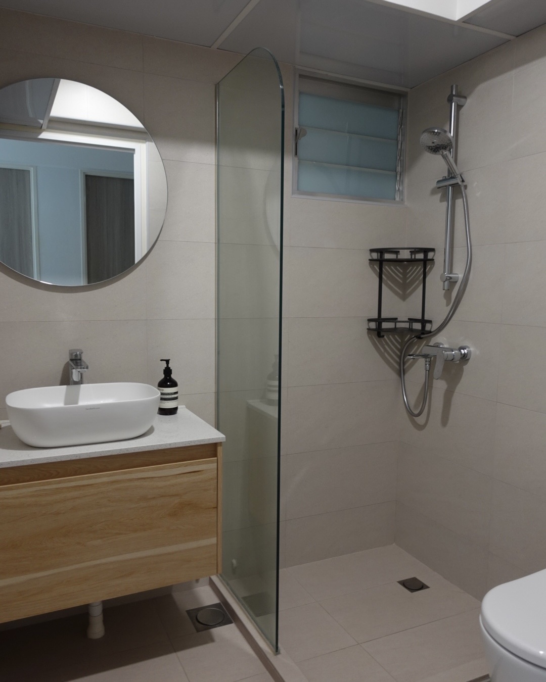 Best Of Both Worlds: Creamy And Dark Bathrooms 🧻