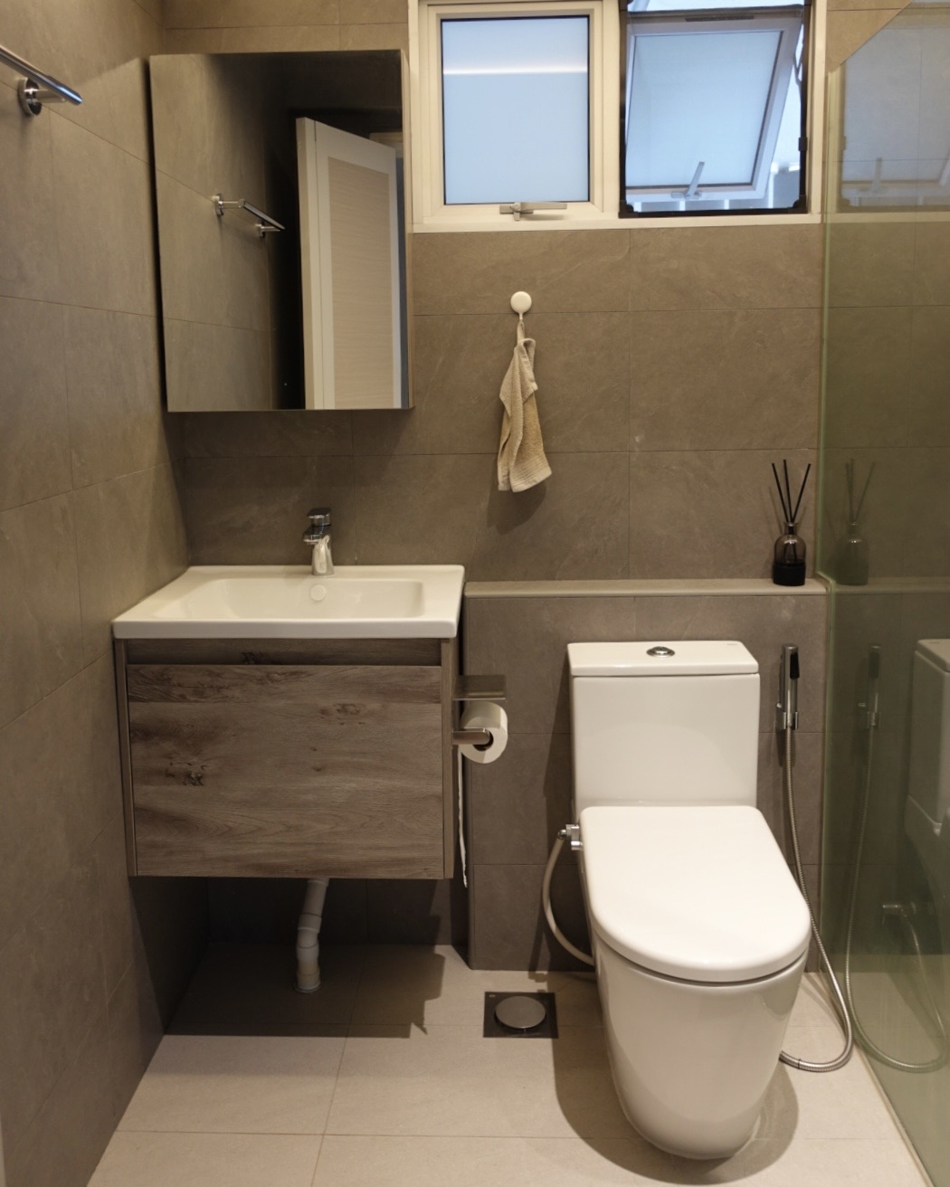 Best Of Both Worlds: Creamy And Dark Bathrooms 🧻