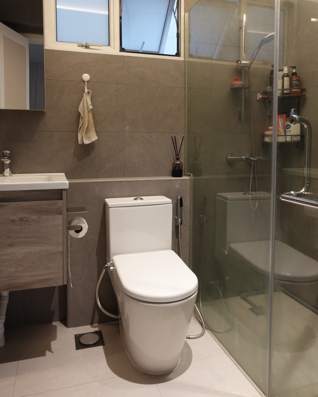 Best Of Both Worlds: Creamy And Dark Bathrooms 🧻