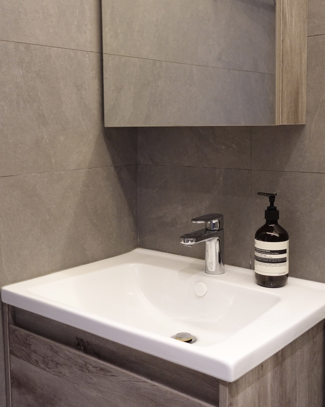 Best Of Both Worlds: Creamy And Dark Bathrooms 🧻