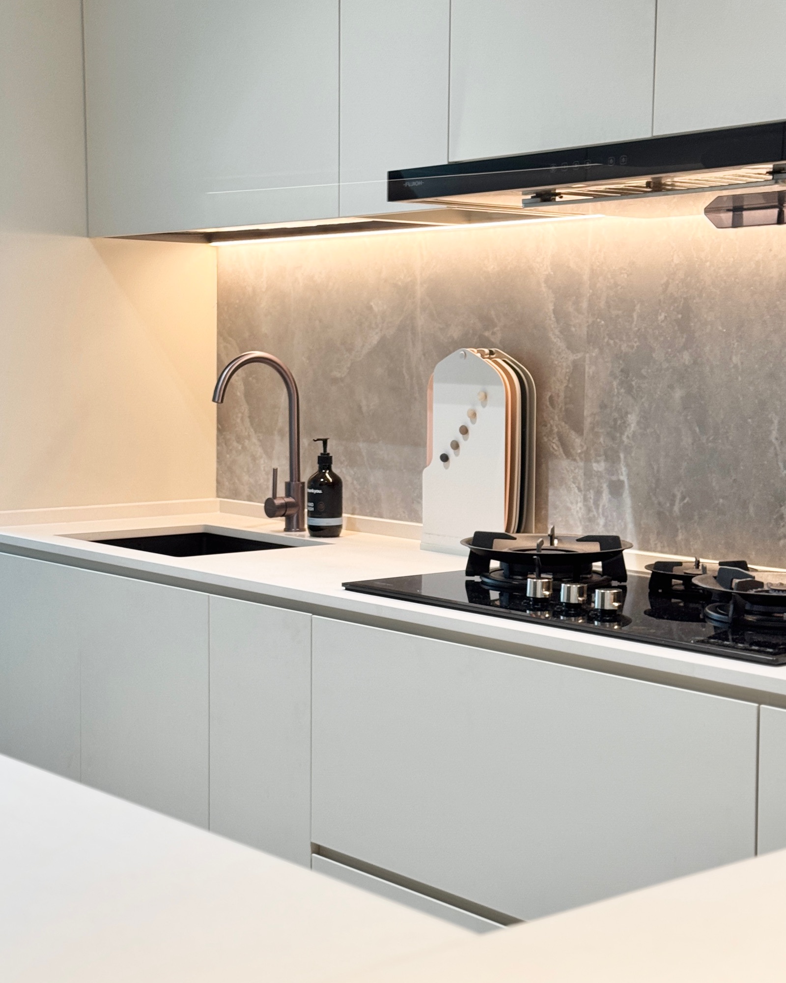 A Kitchen That Brings the Sky Indoors ☁️