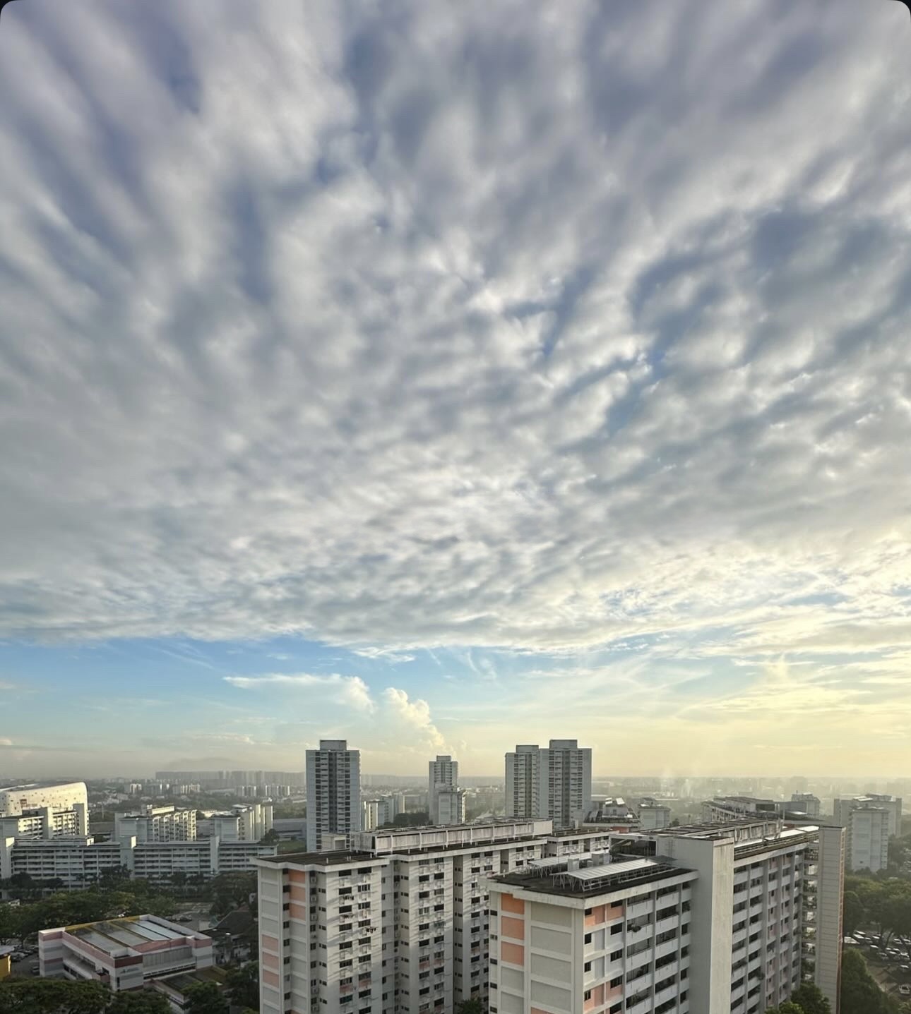 A Kitchen That Brings the Sky Indoors ☁️