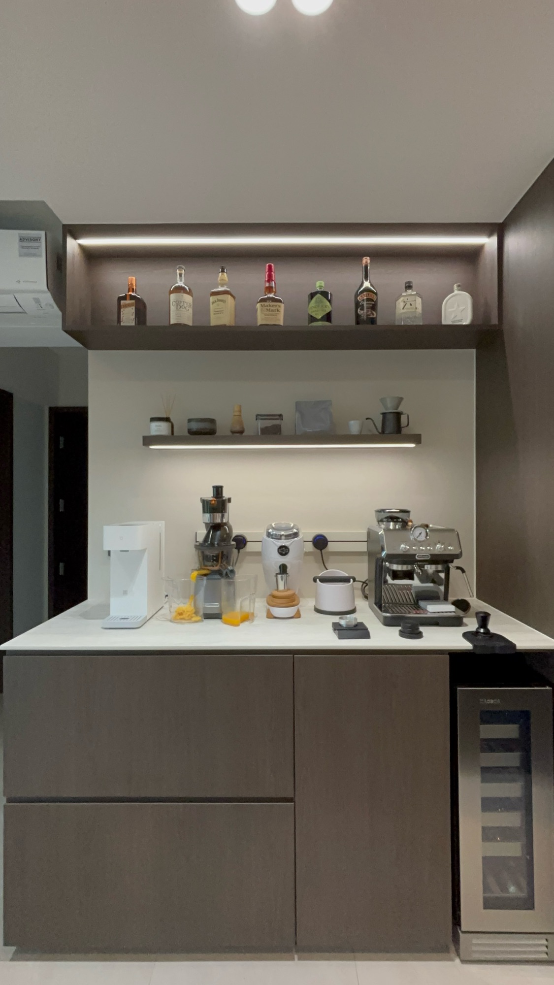 Coffee-in-the-day,-bar-at-night.-