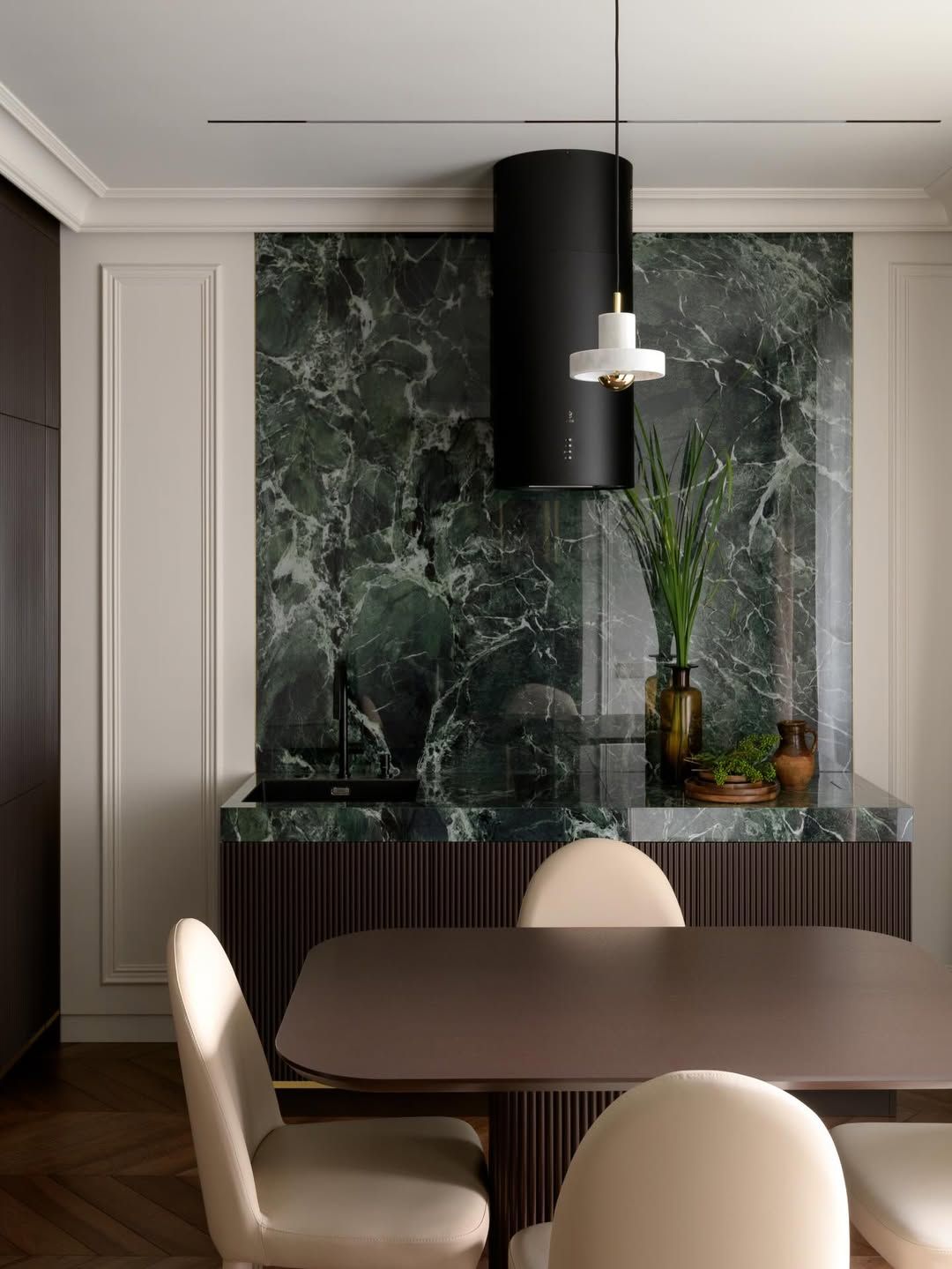 Luxe-dining-room-with-marble-niche