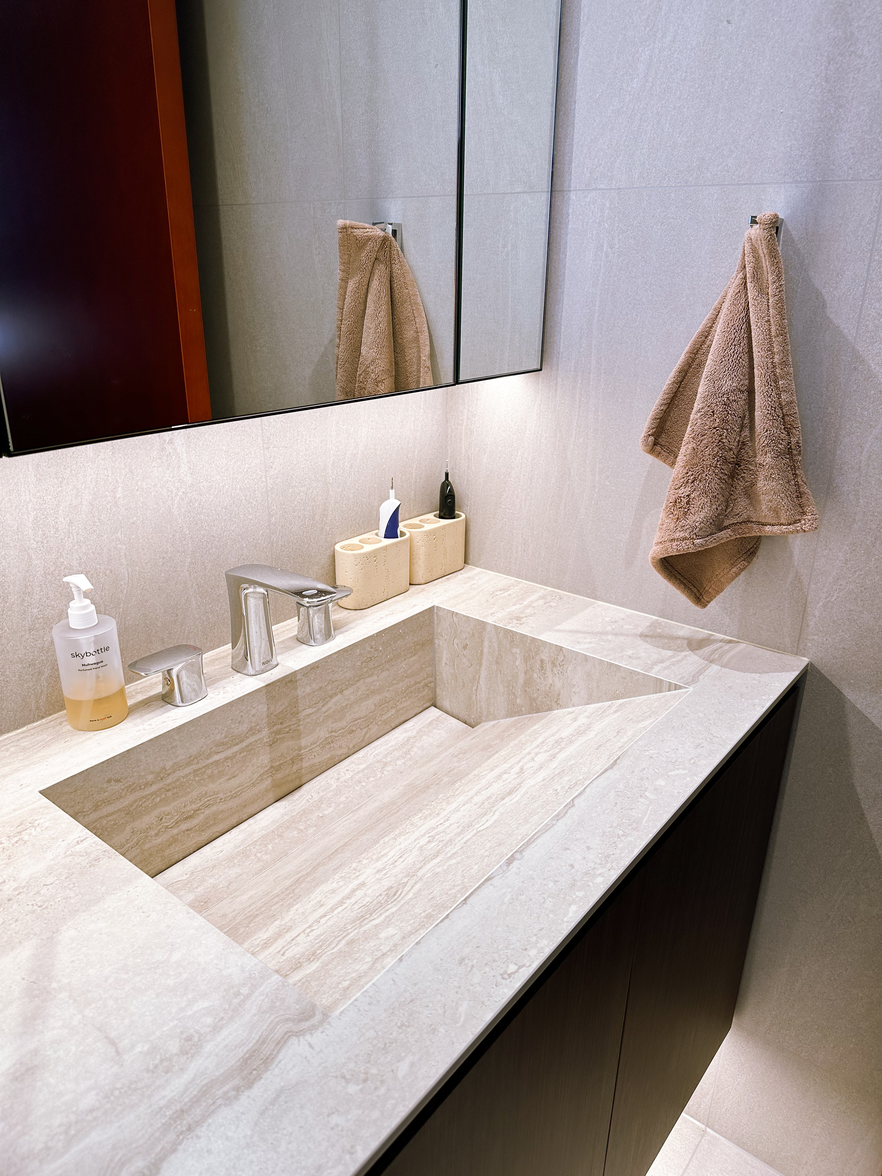 8-Ways-to-Elevate-Your-Bathroom-Experience-🫧