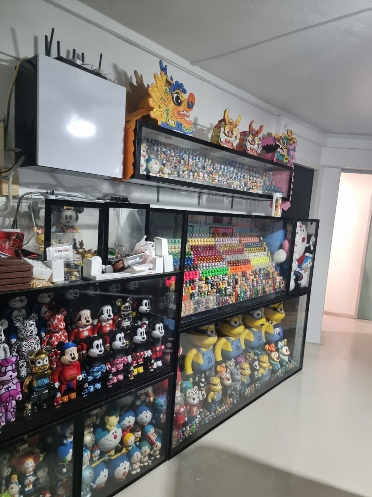 Singapore-Glass-Display