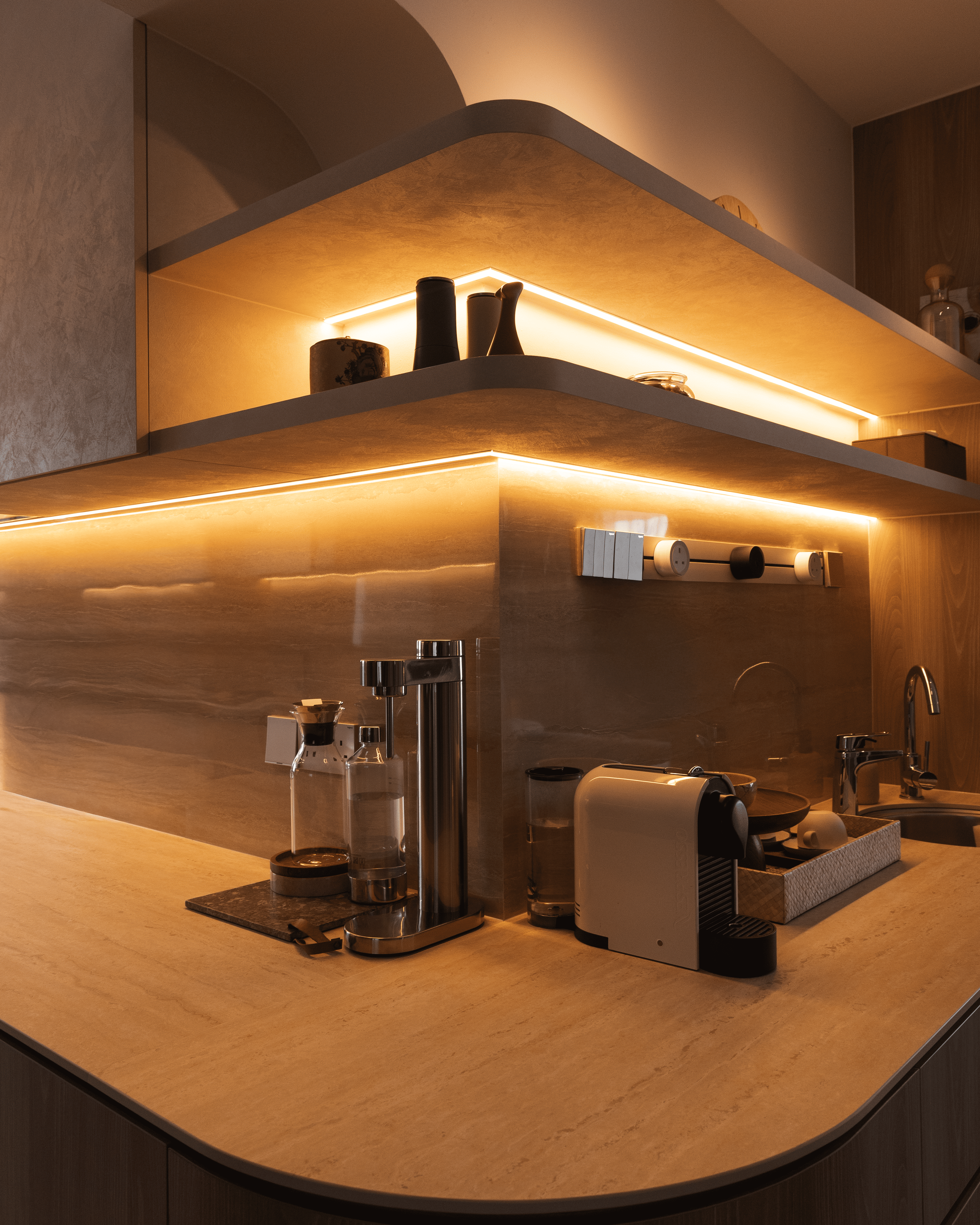 Warm Minimalism: A Contemporary Living Space Defined by Light and Text