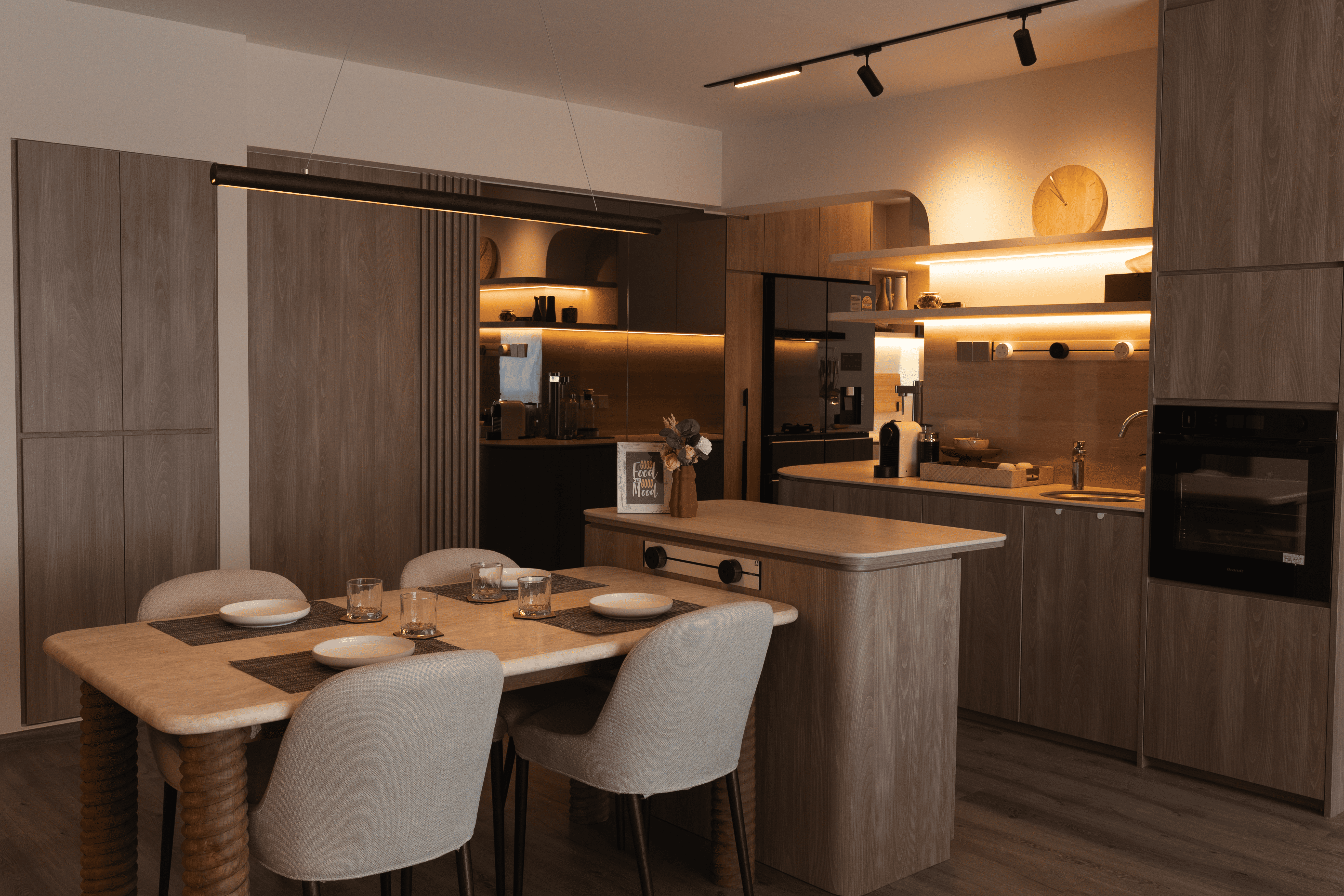 Warm-Minimalism:-A-Contemporary-Living-Space-Defined-by-Light-and-Text