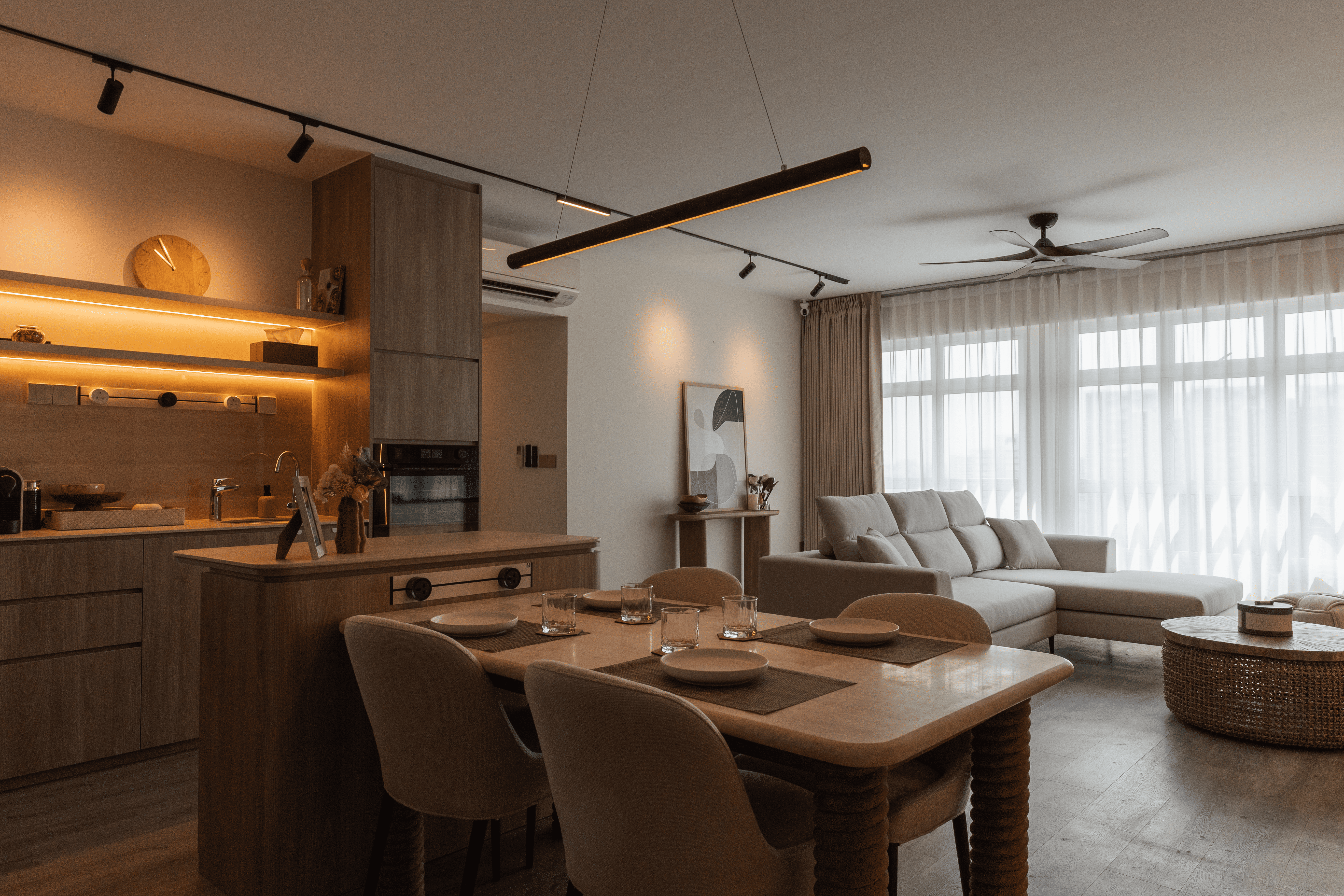 Warm Minimalism: A Contemporary Living Space Defined by Light and Text