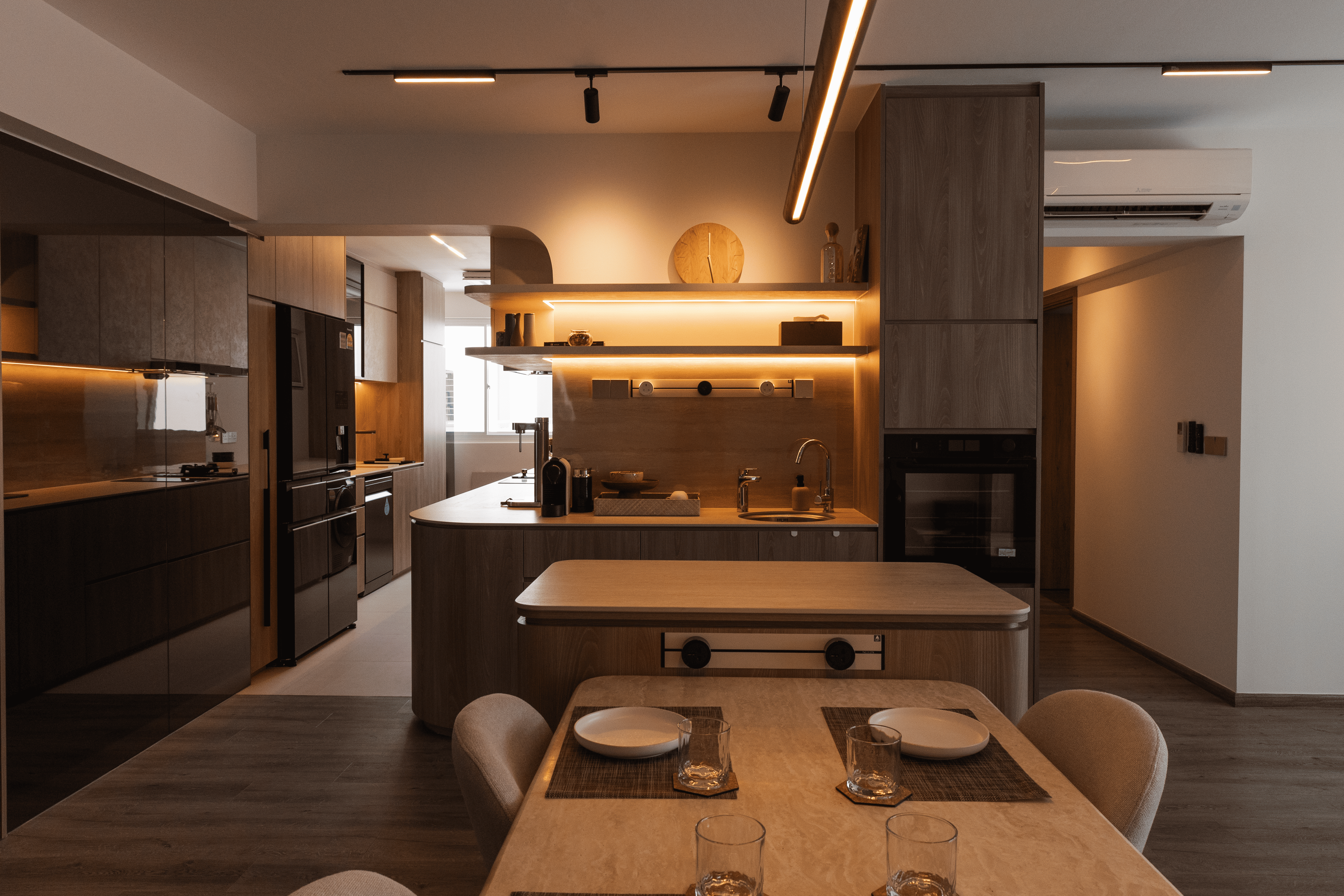 Warm Minimalism: A Contemporary Living Space Defined by Light and Text