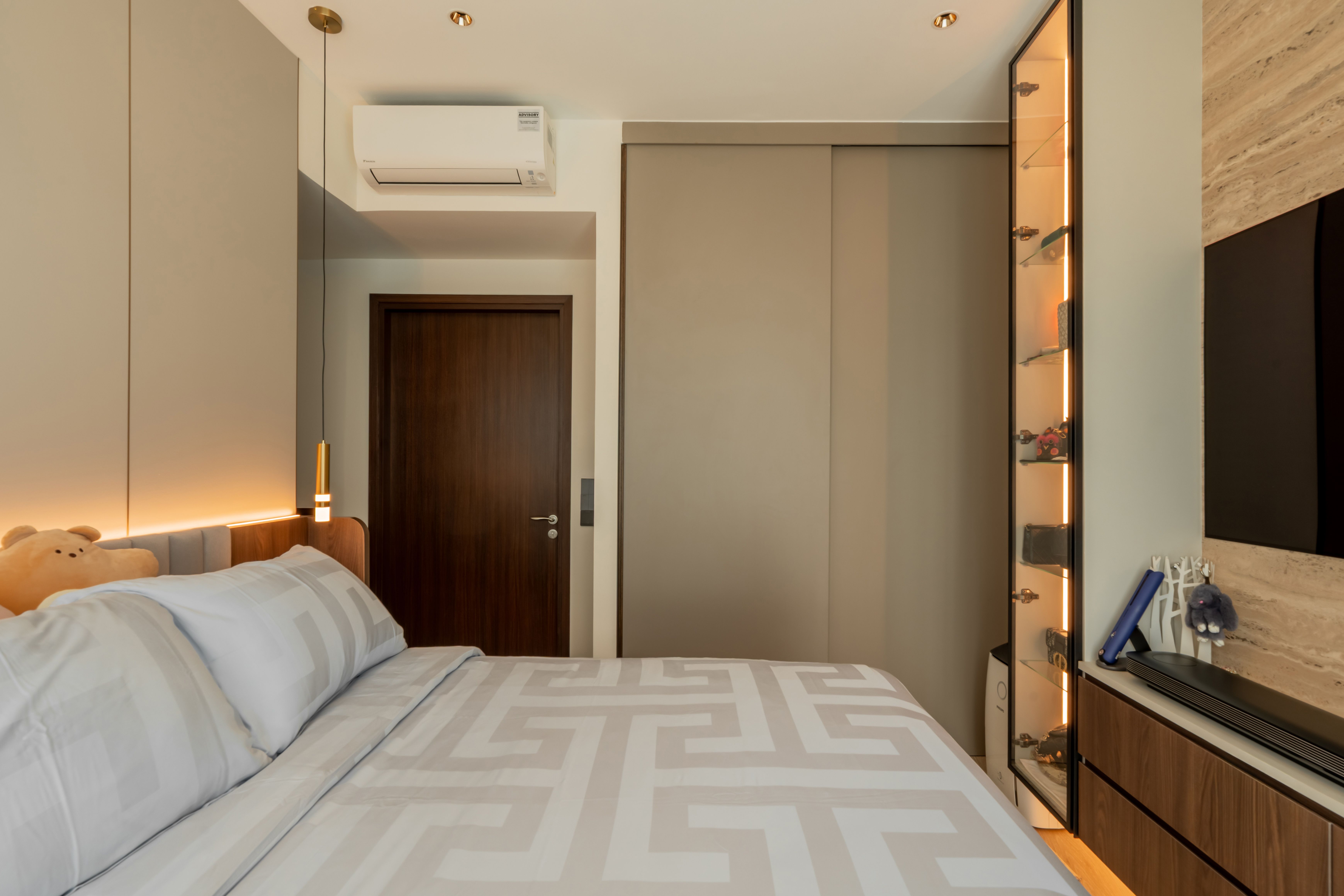 ✨ Where Curves Speak Softly In the heart of One Pearl Bank