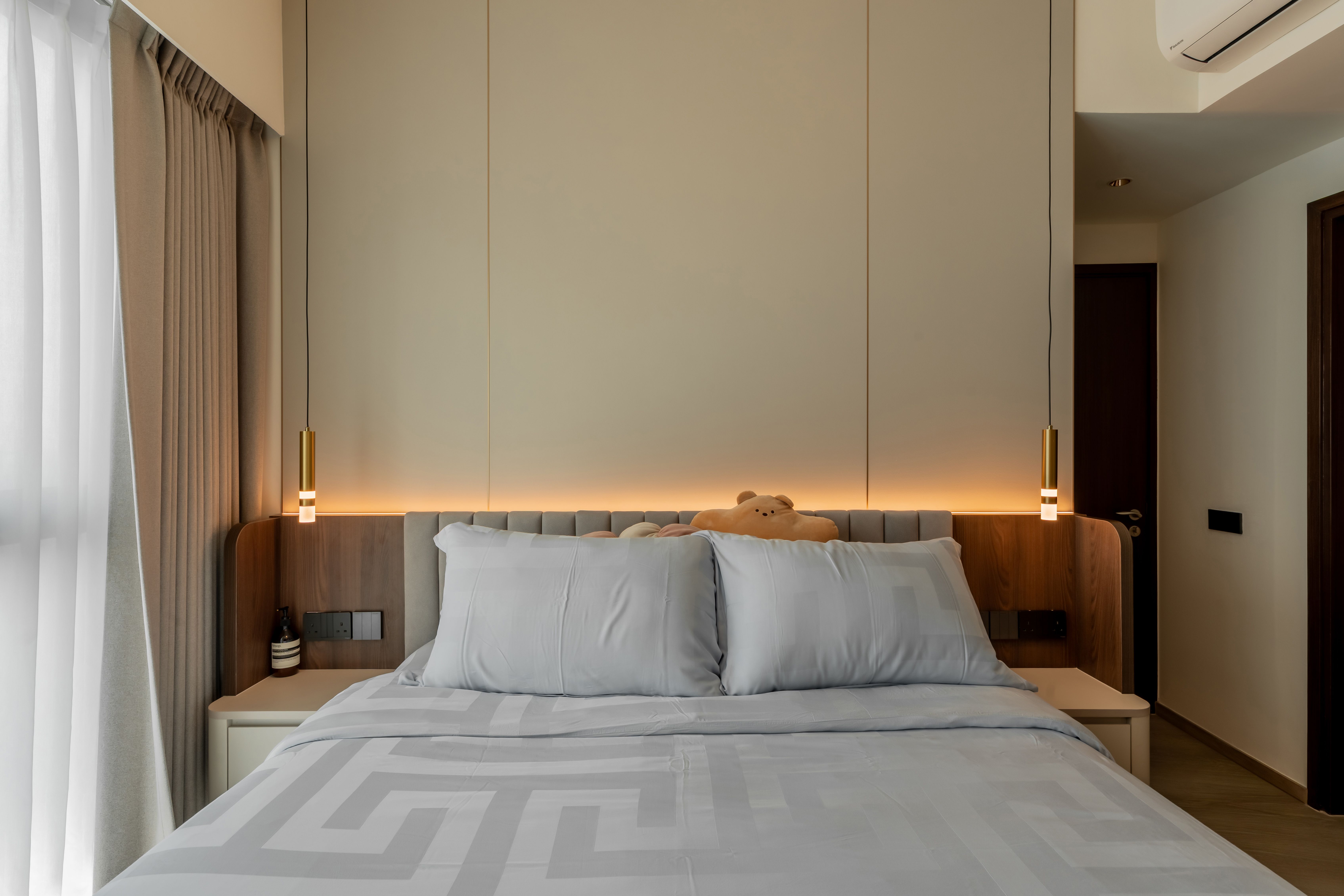 ✨ Where Curves Speak Softly In the heart of One Pearl Bank