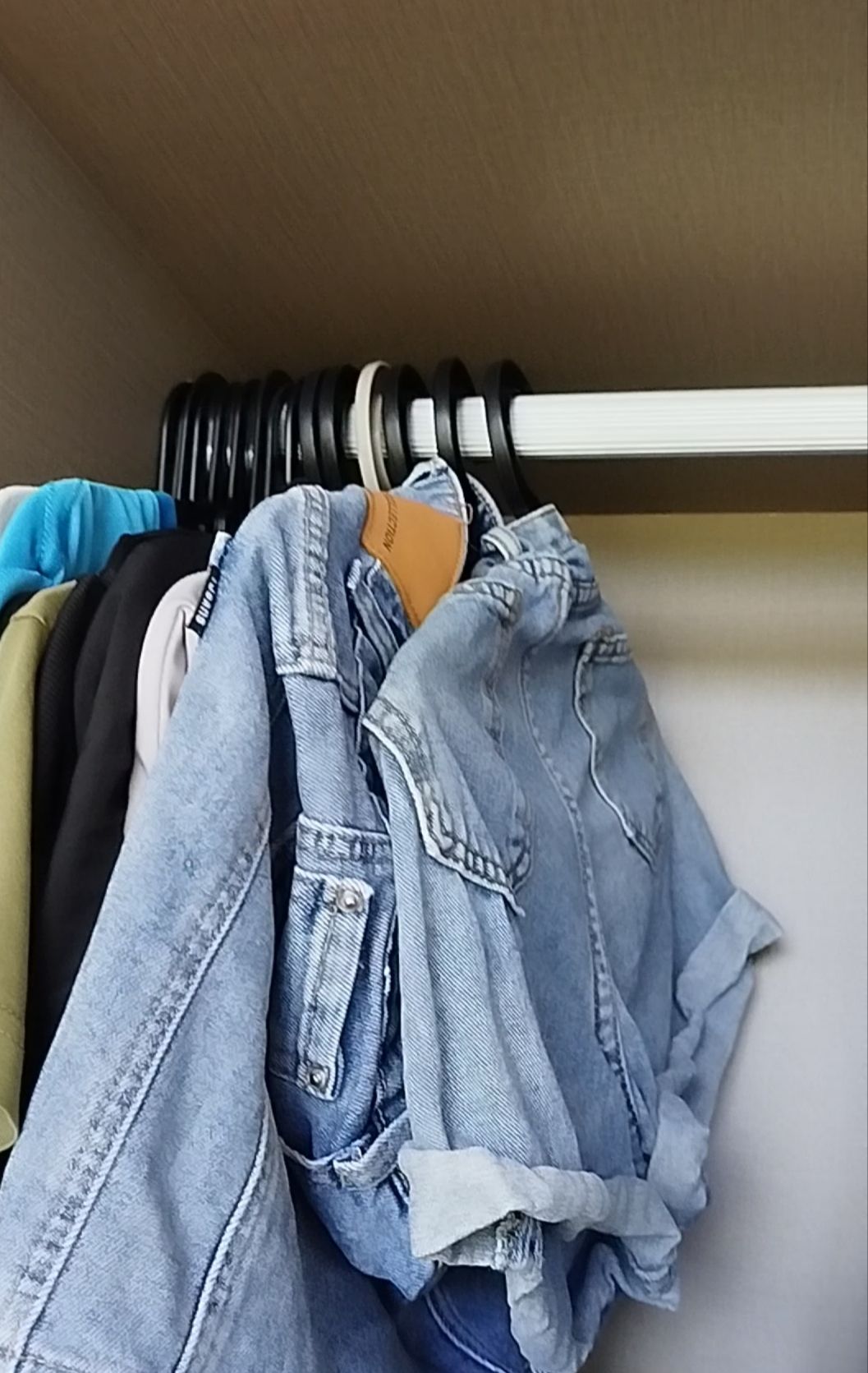 Fold vs Hang Laundry: What Works for Busy Parents