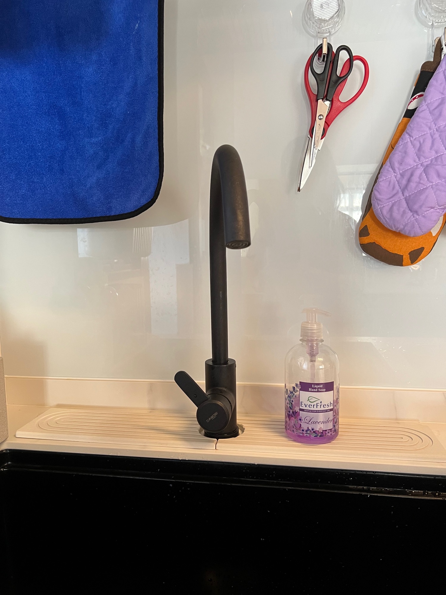 keeping our kitchen sink area dry and mould free!