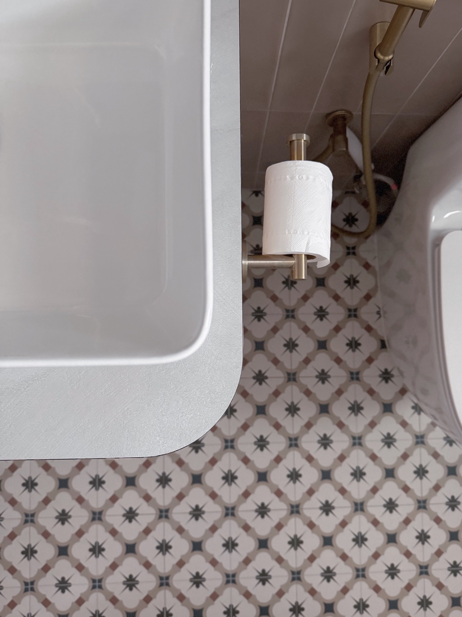 Quiet Curves Over Bold Arches