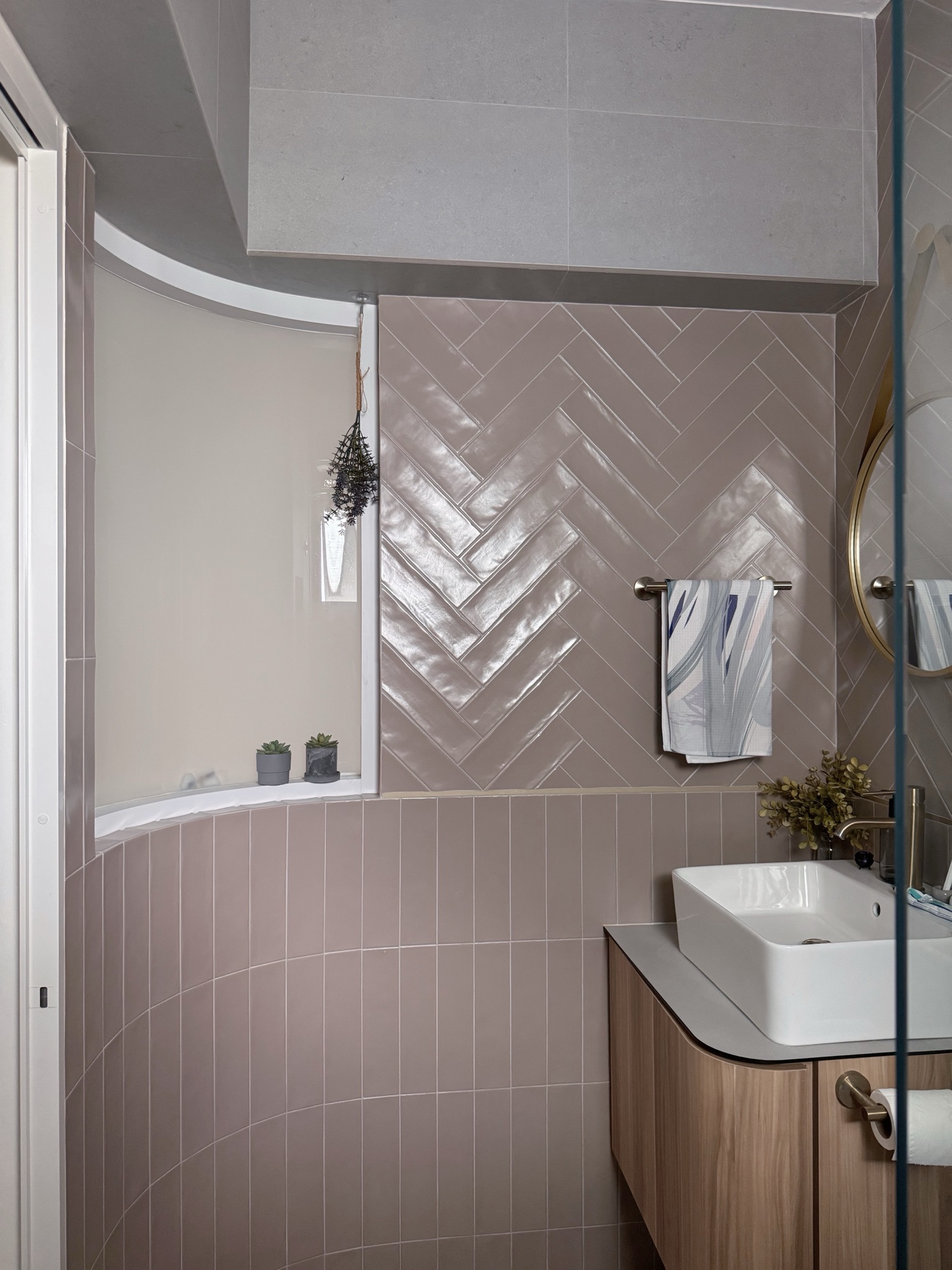 Quiet Curves Over Bold Arches