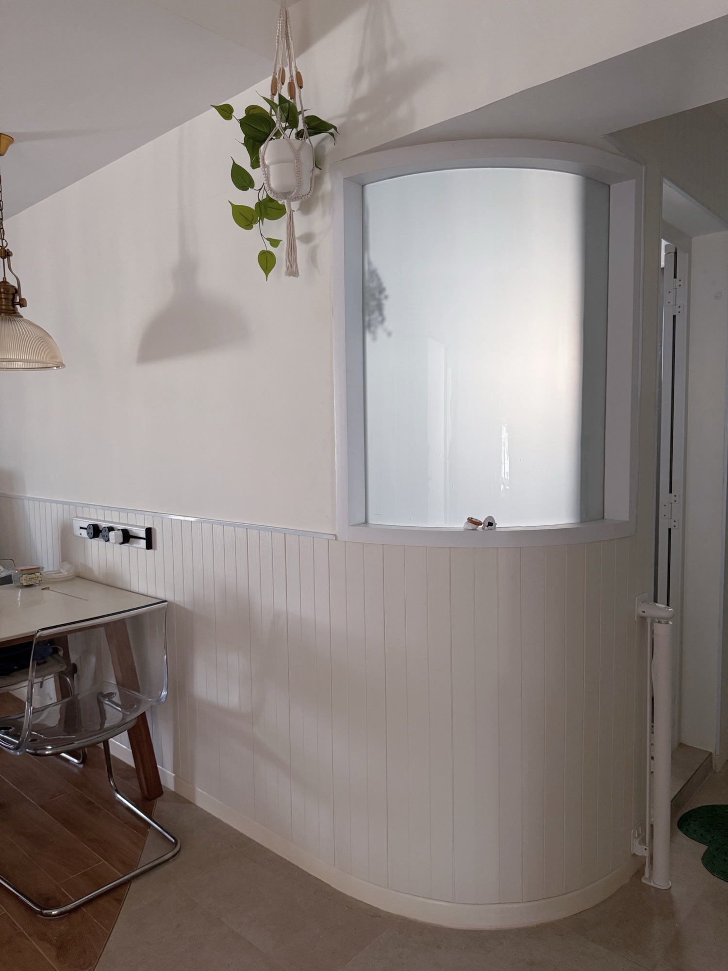 Quiet Curves Over Bold Arches