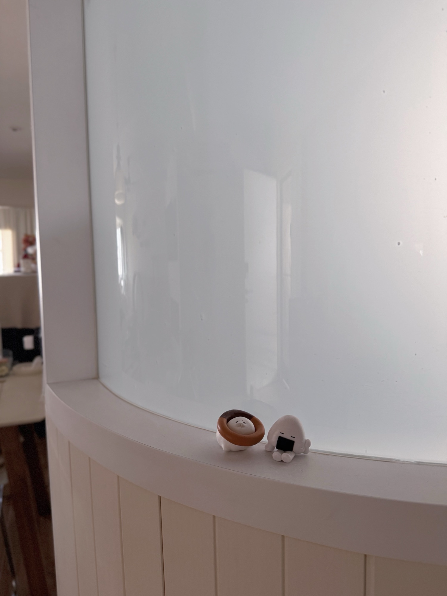 Quiet Curves Over Bold Arches