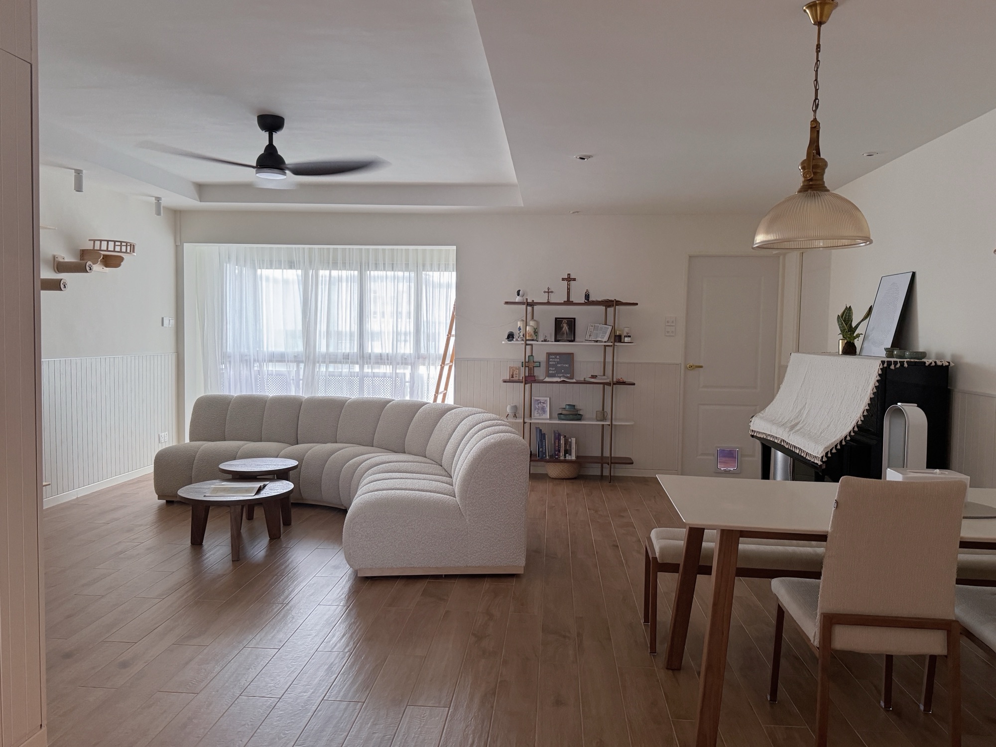 Quiet Curves Over Bold Arches