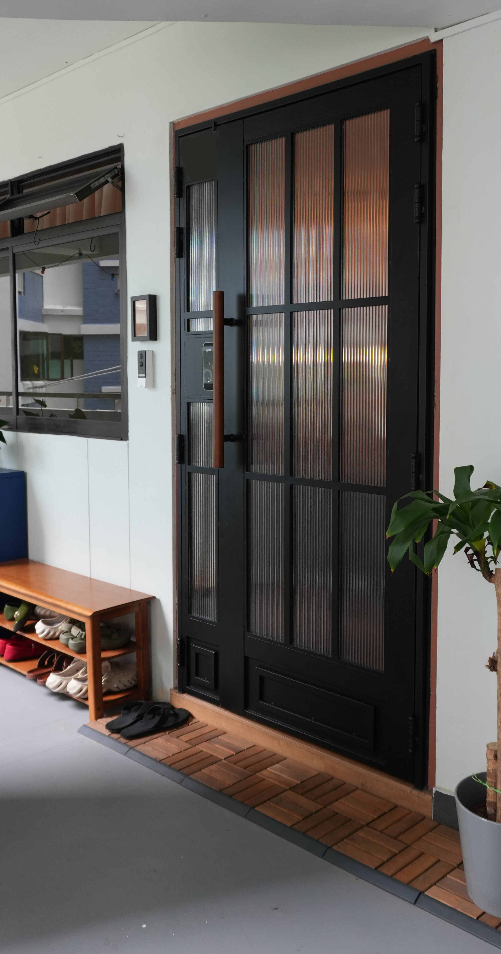 Our Entryway: Fluted glass gate