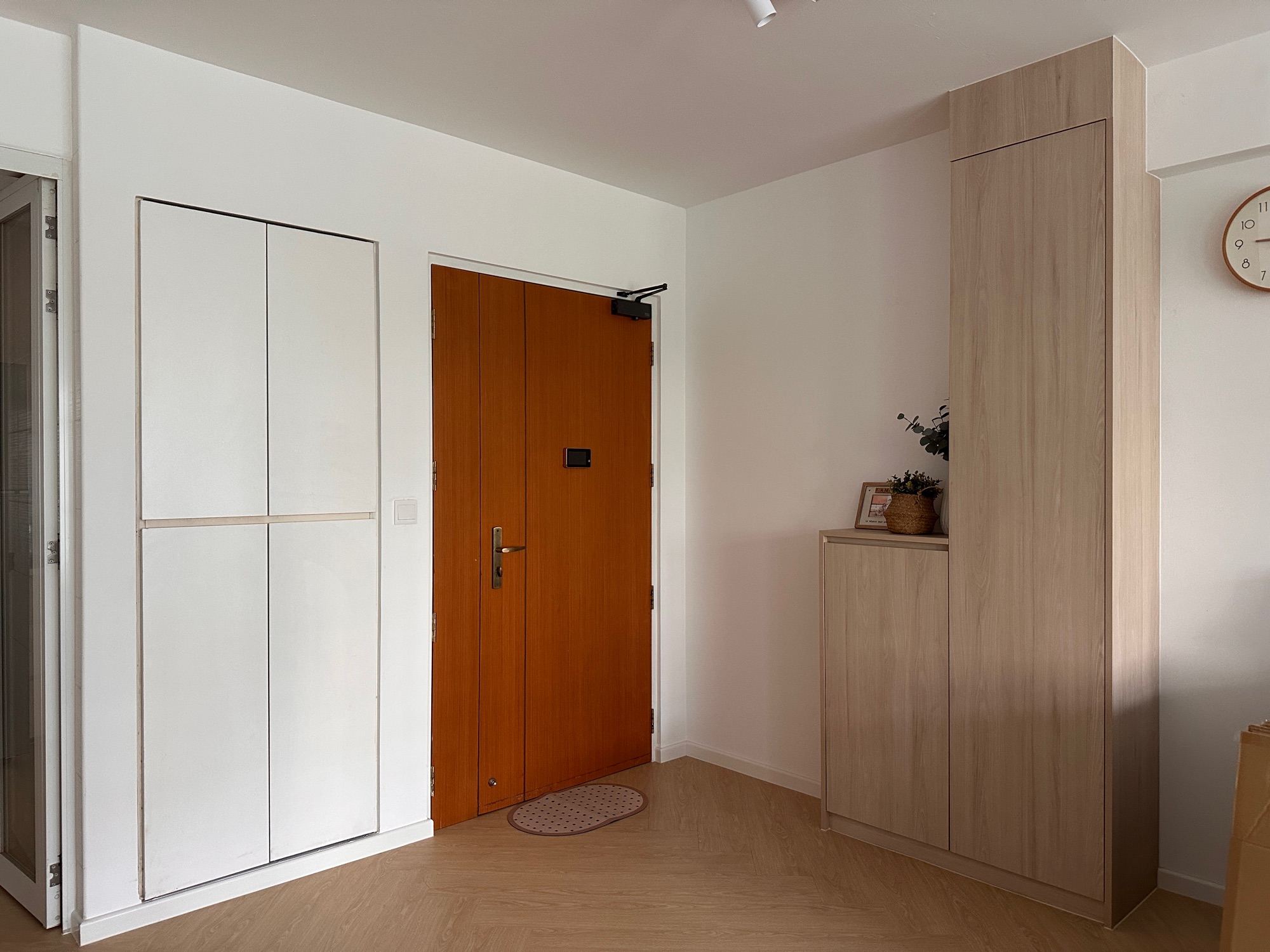 Entrance makeover that complete the house theme!